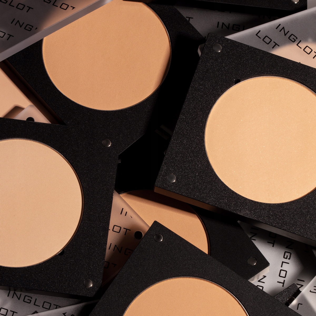 Puder prasowany FREEDOM SYSTEM Satin Skin 56 Marka Inglot