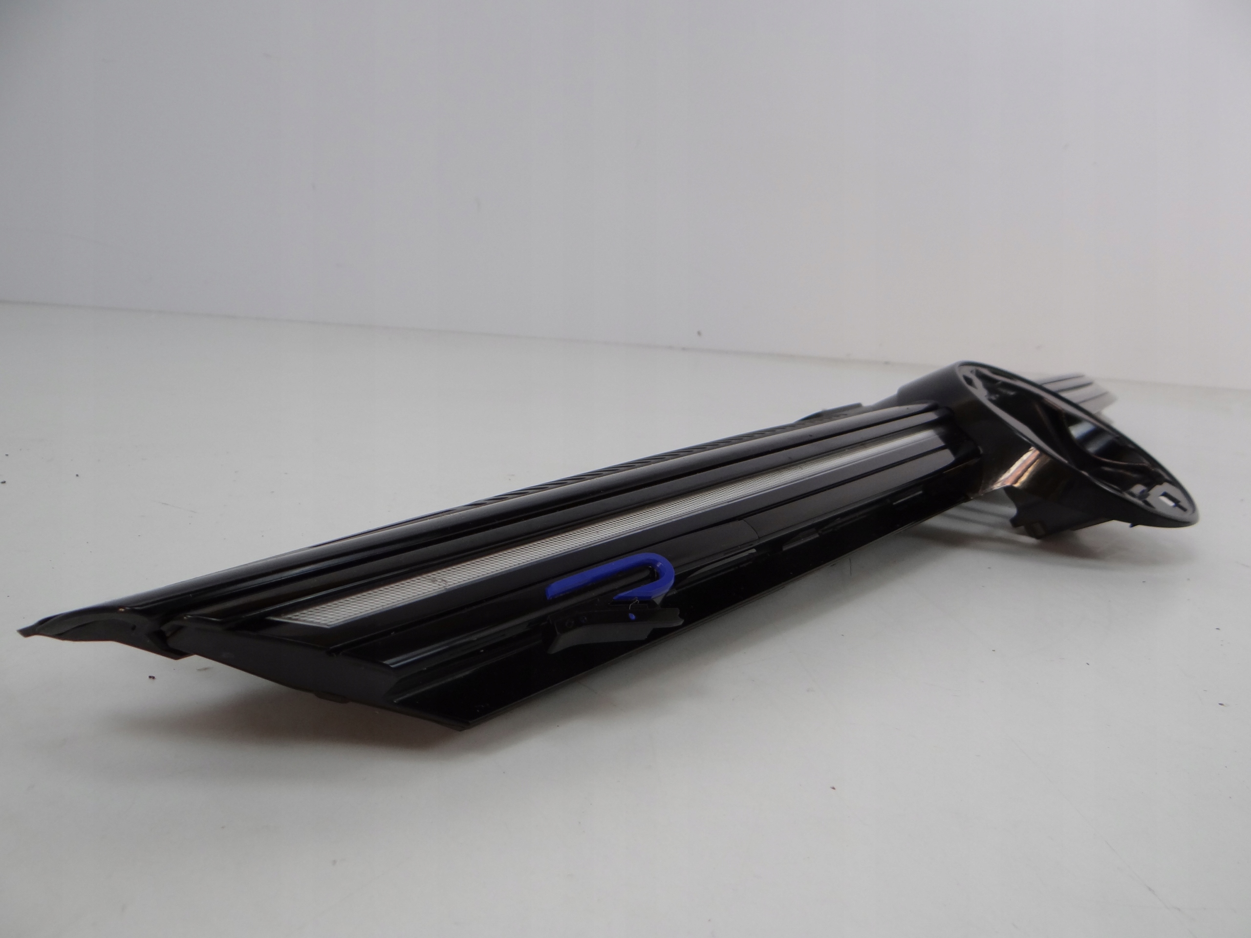 vw GOLF VIII r решетка радиатора led 5H0853651AC
