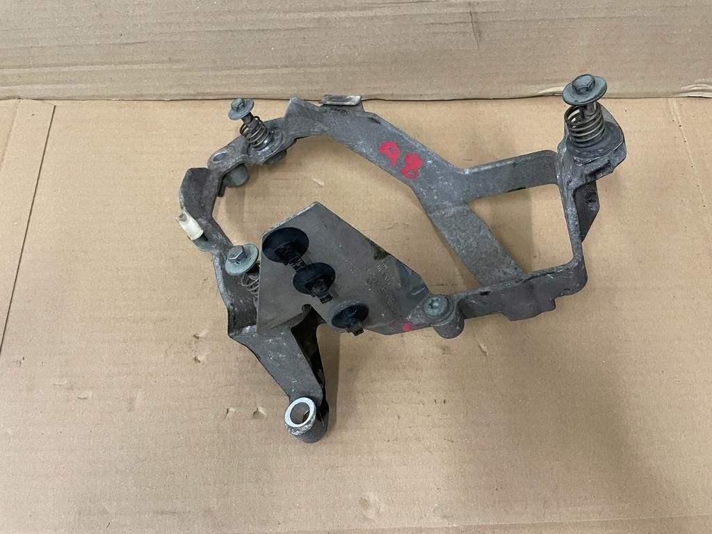 Крепление стойки компрессора AUDI A8 D3 TDI