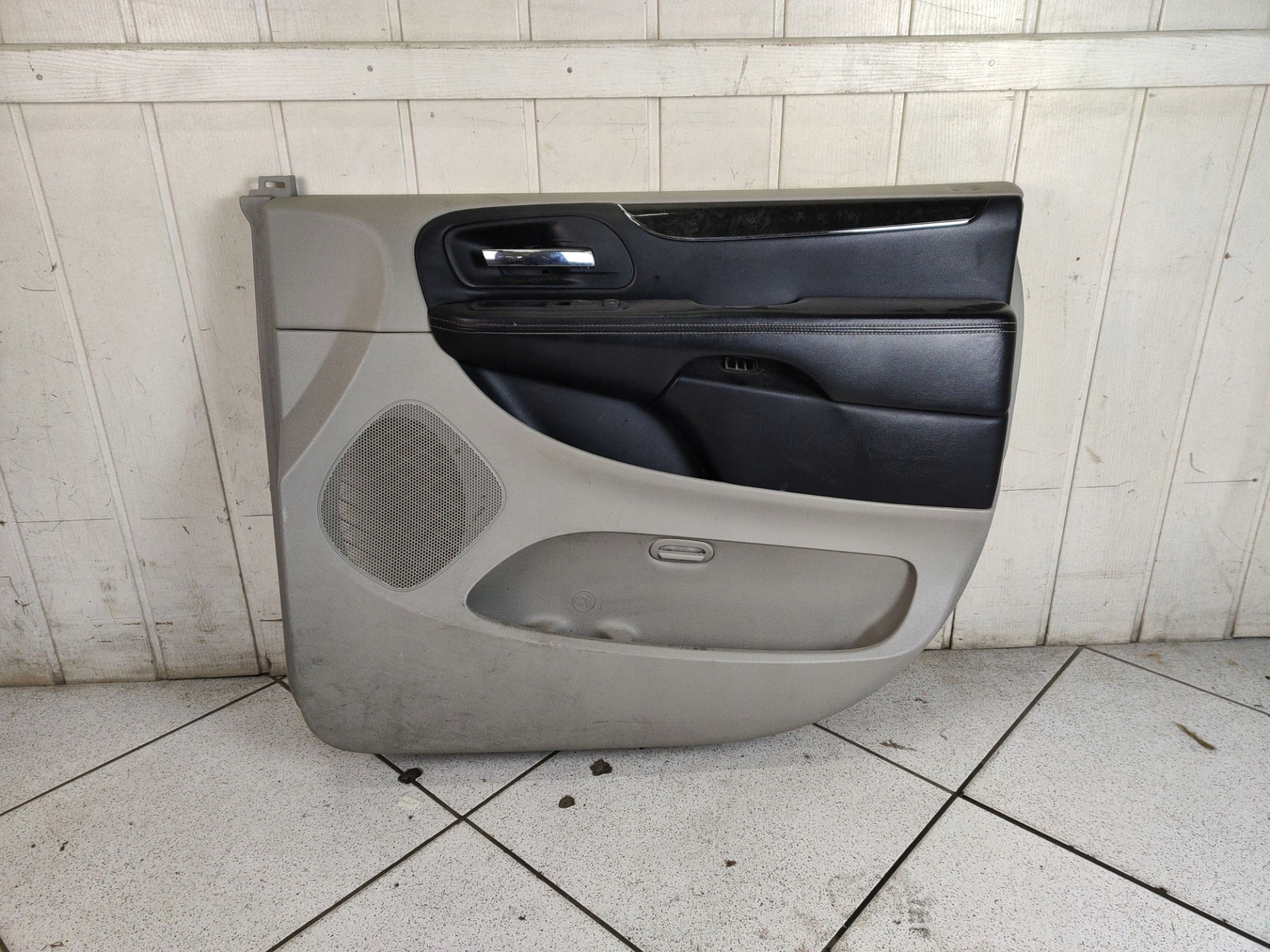 side door front right side Chrysler Town and Country 5 facelift 2012
