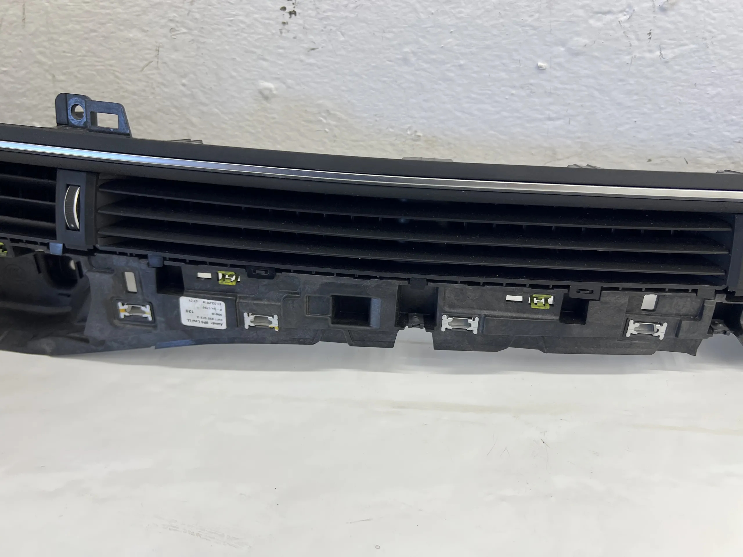 grid intake air of the dashboard dashboard 8W1820902D AUDI A4 B9