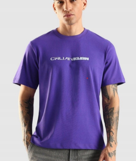 Calvin Klein Pánské fialové Tričko s s potiskem a volným střihem z bavlny