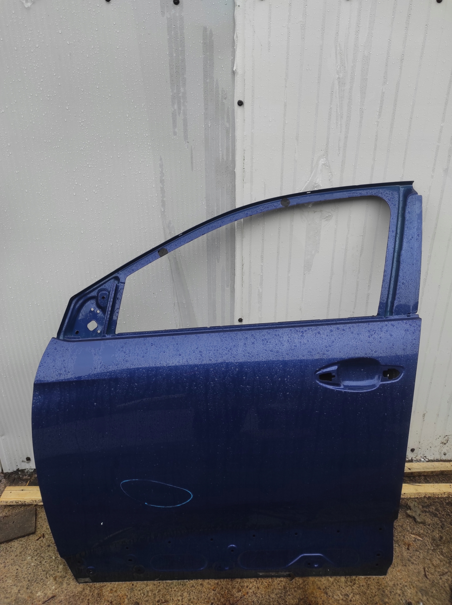 Peugeot 3008 and door left front front blue