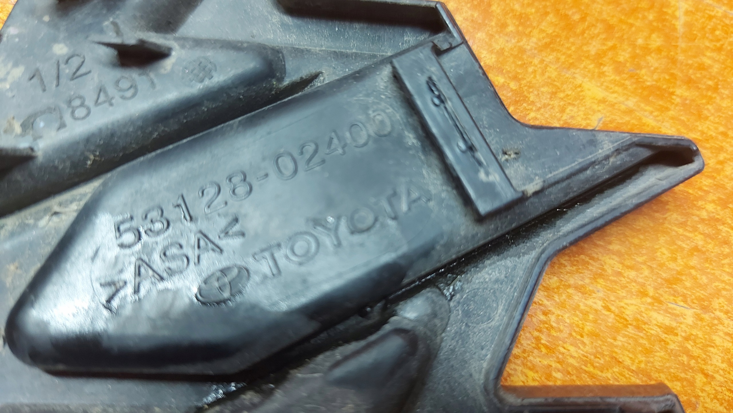 towing hook cap of a bumper front front TOYOTA COROLLA E21 23- KOMBI LIFT