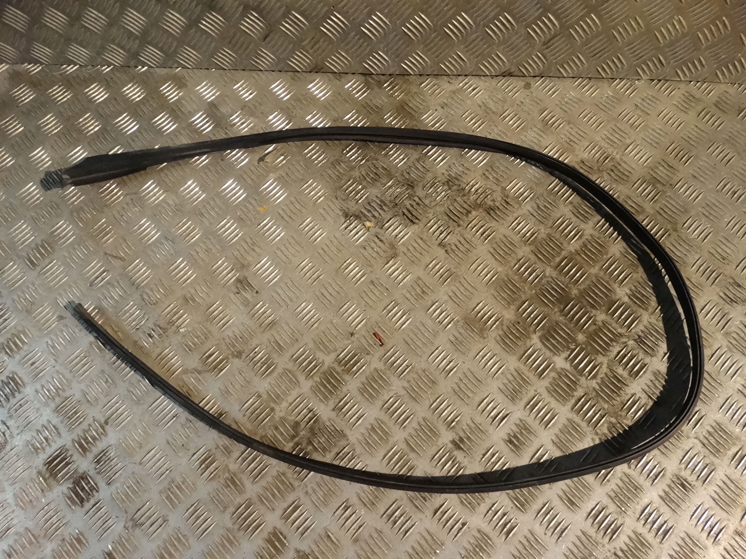 УЩІЛЬНЮВАЧ РАМИ ДАХУ ЛІВА PORSCHE TAYCAN AUDI 1