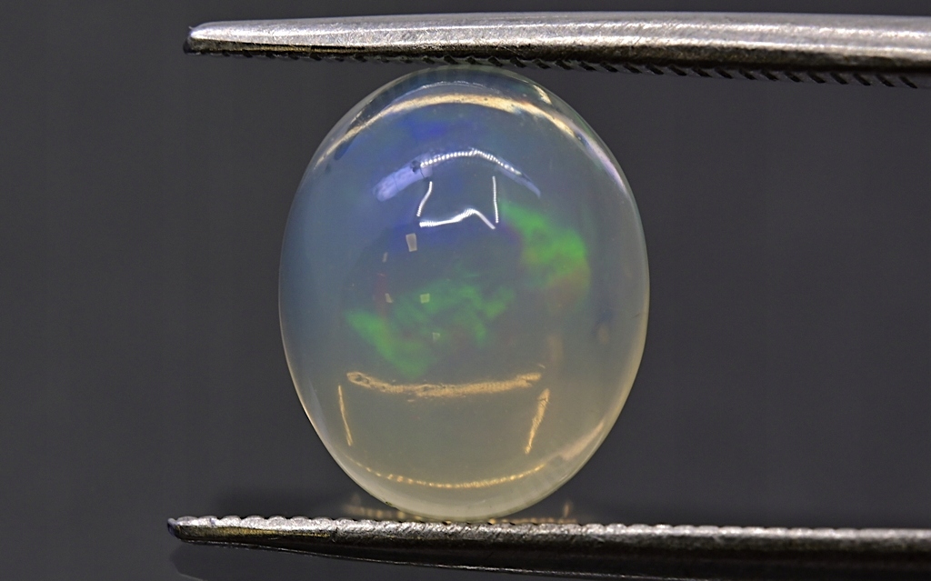 Opál z Etiopie kabošon ovál 10x8 mm