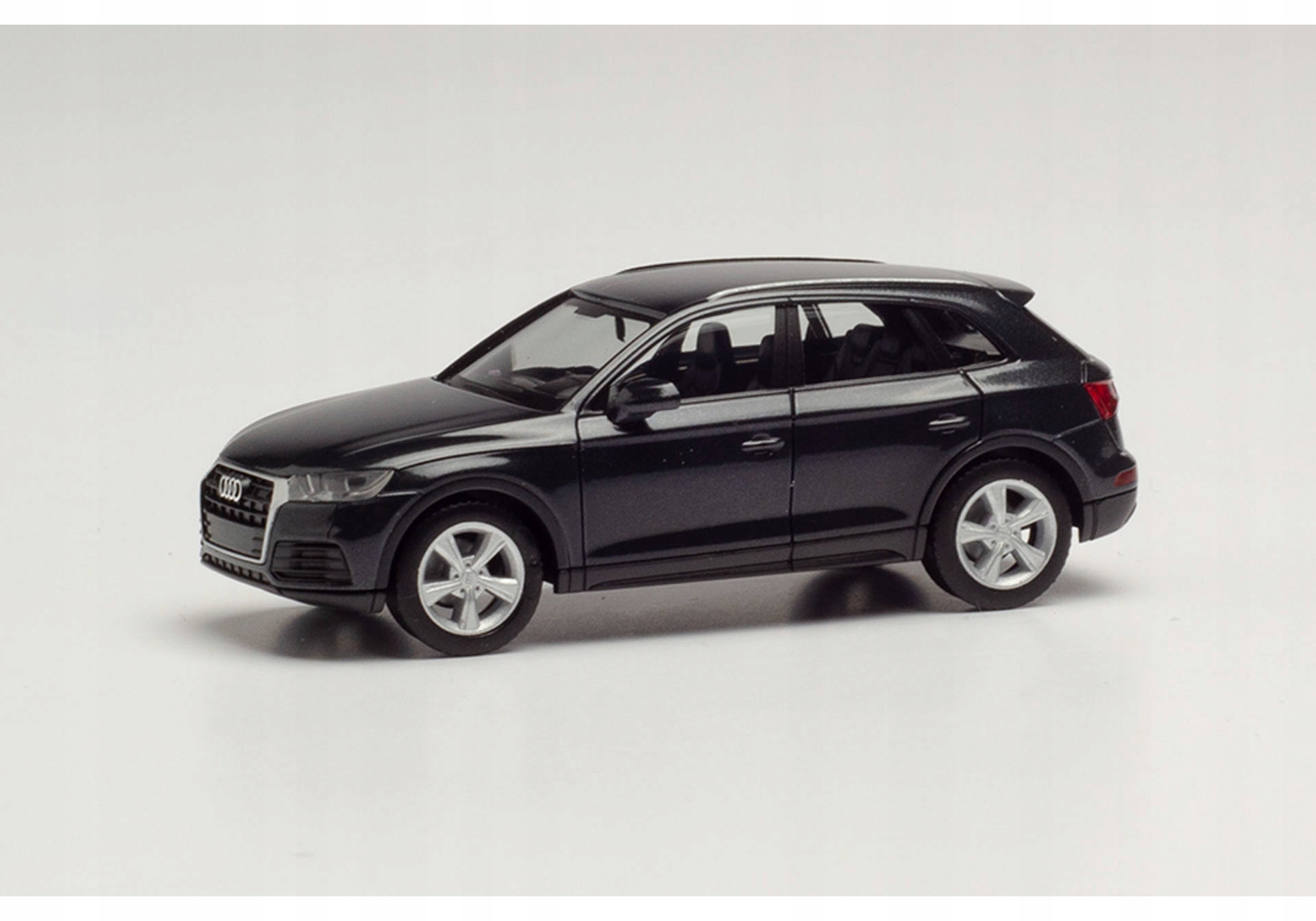 Herpa 038621-003 Audi Q5, manhattan šedá metalíza