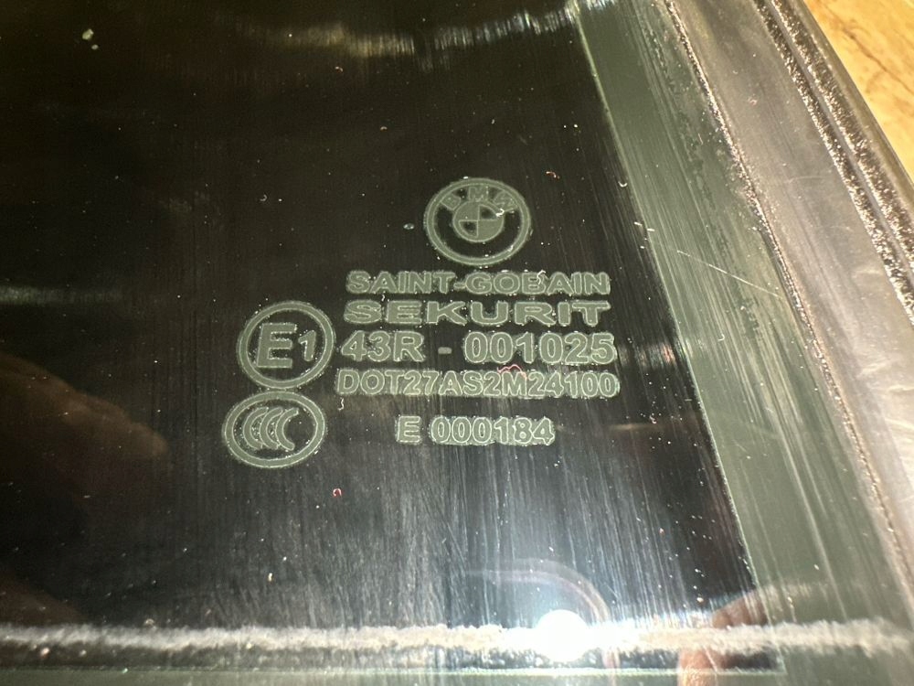 BMW E32 стекло двери левое
