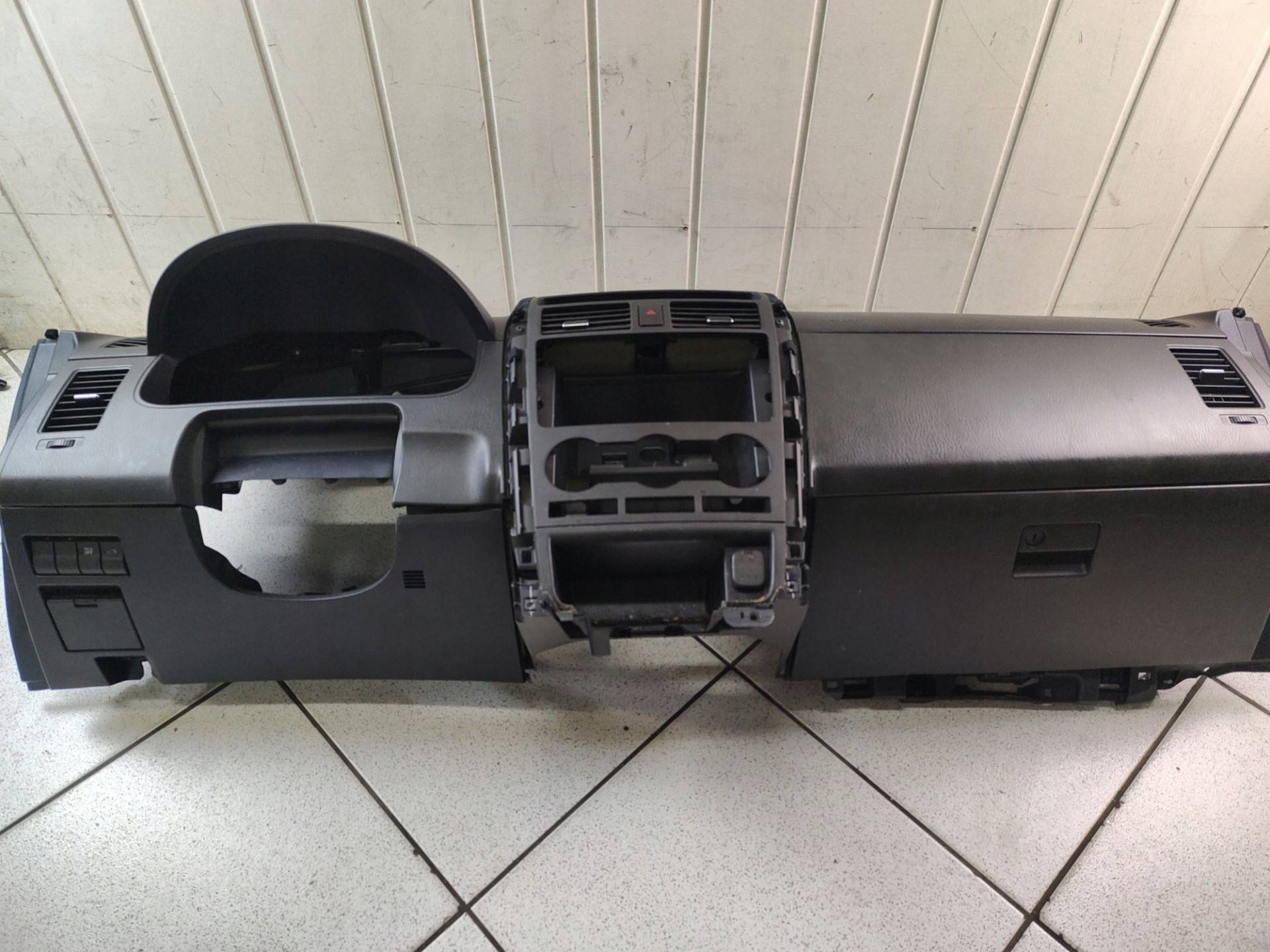 dashboard instrument panel console Mazda CX-9 facelift 2010