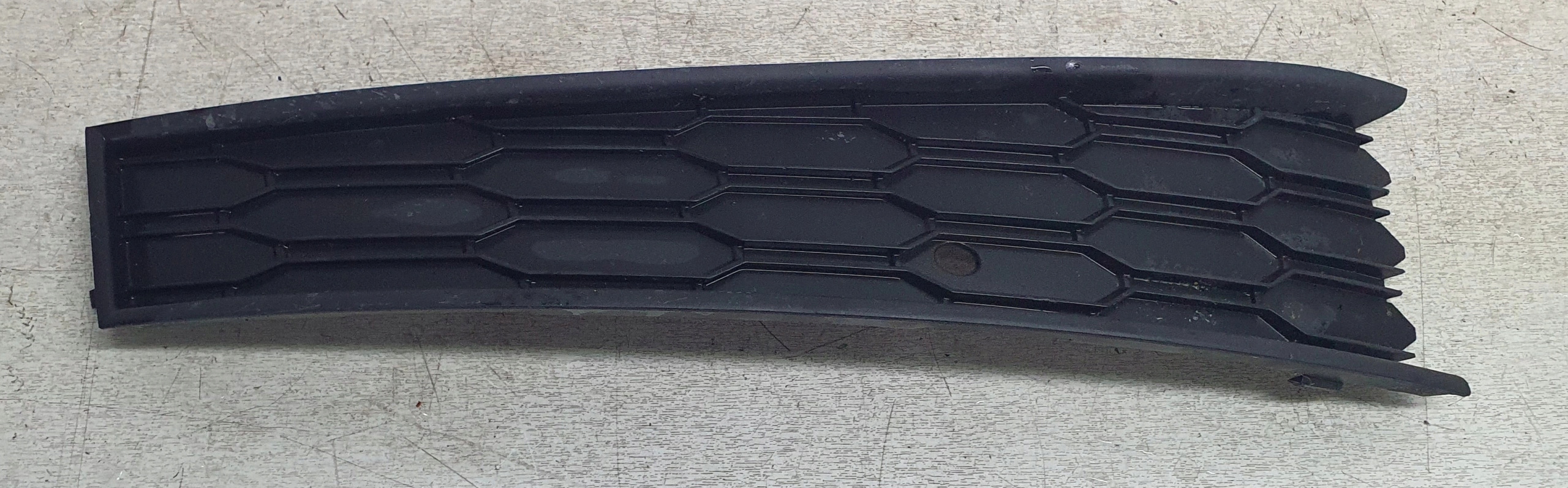 grid of a bumper left front SKODA SCALA 19