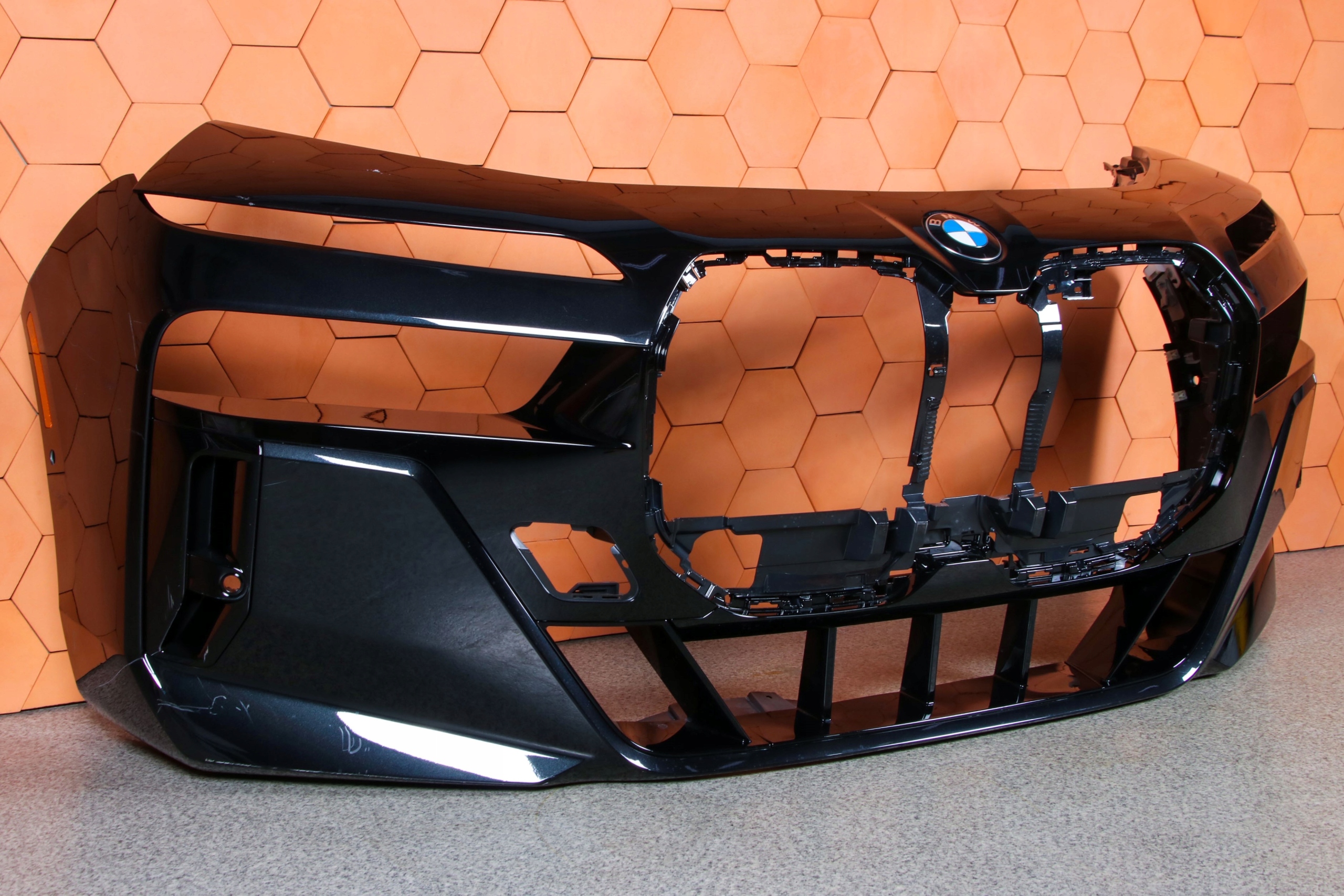 BMW 7 G70 i7 m-packet bumper front USA colour 475