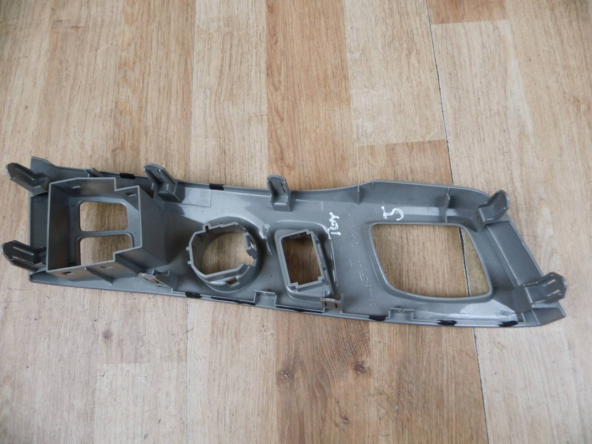 Toyota Prius+ PLUS panel RAHMEN drazka Schalt getriebe mitte 55446-47070