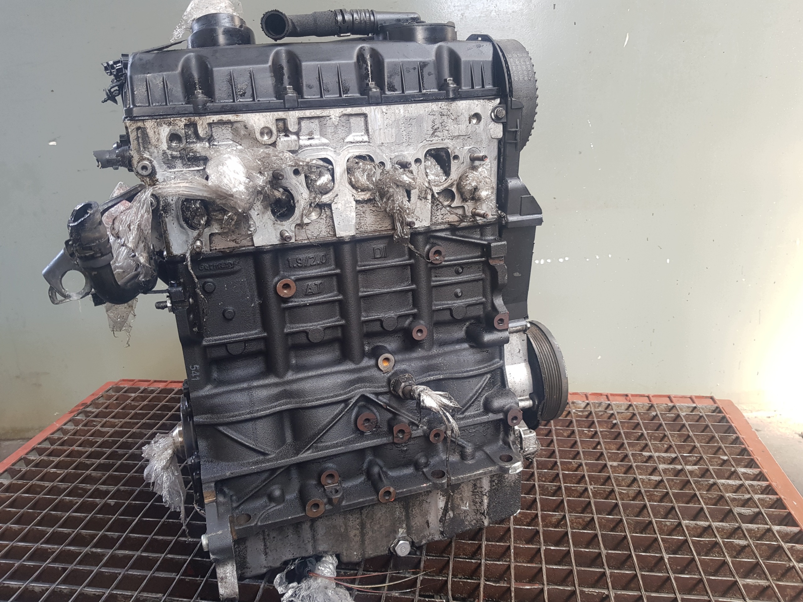 engine DIESEL- pillar VOLKSWAGEN PASSAT B6 1.9 TDI BXE BKC BJB