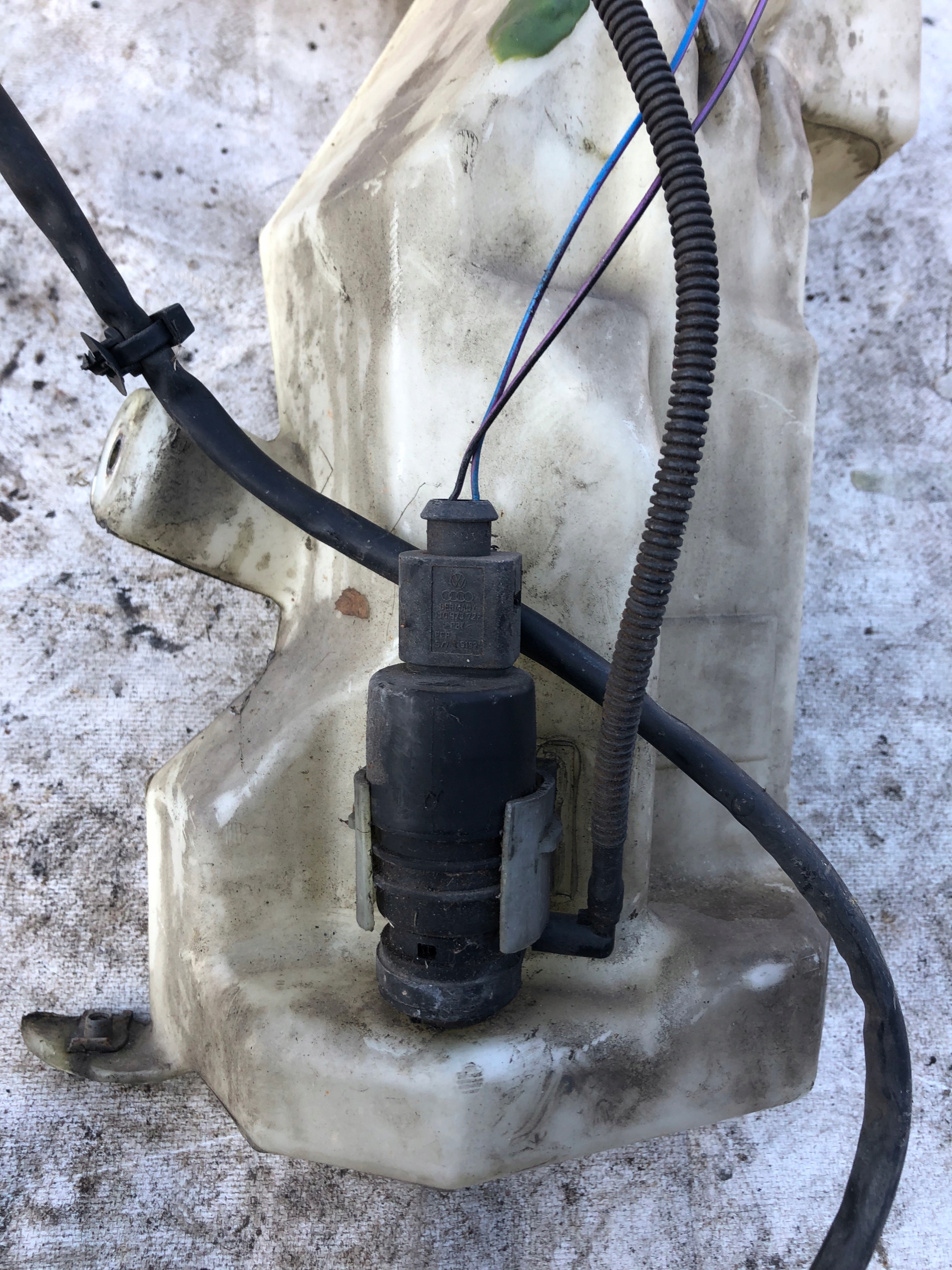 washer fluid tank AUDI A4 B6 8E5955451D