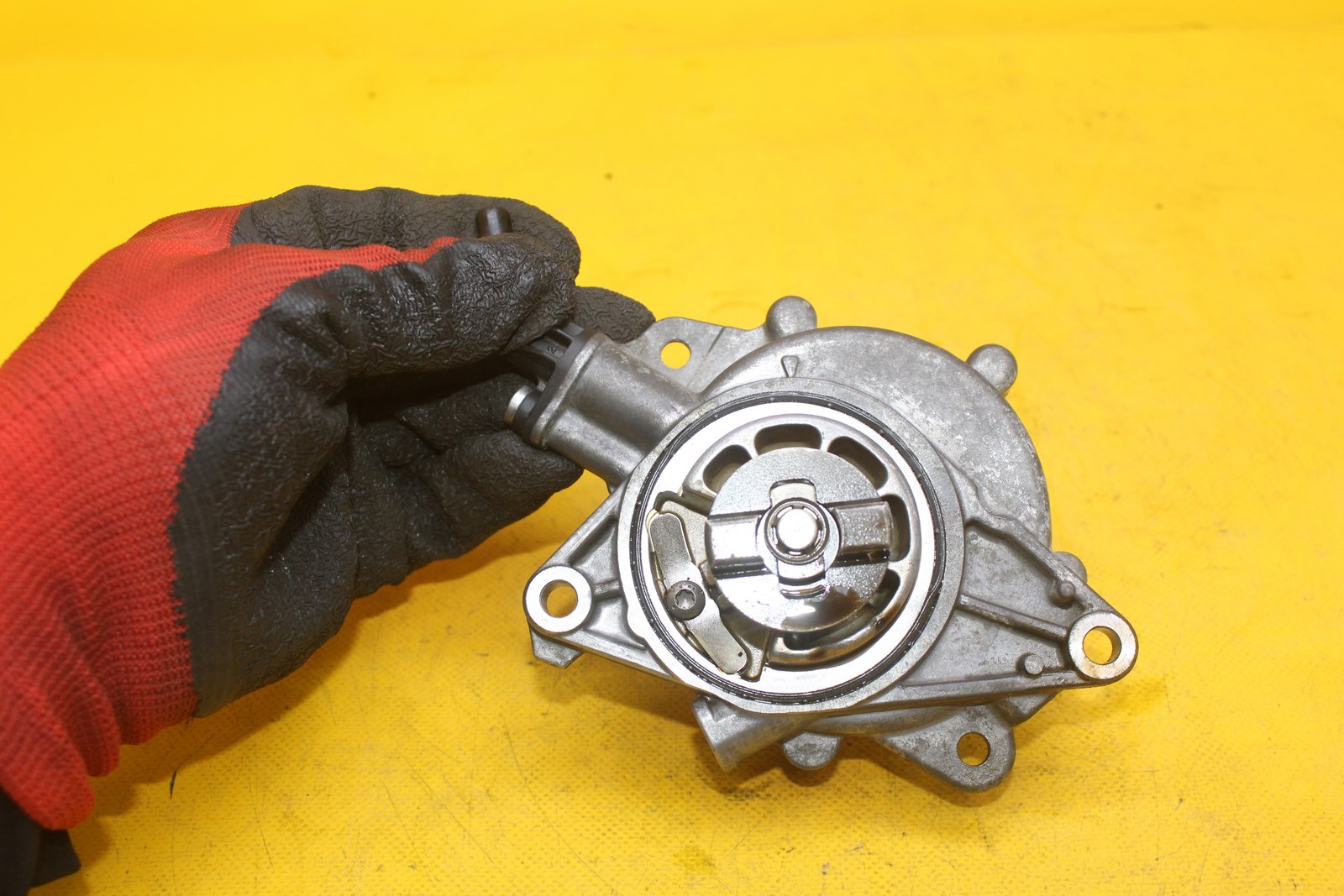 насос вакум MINI COOPER R56 R55 1.6 7597920
