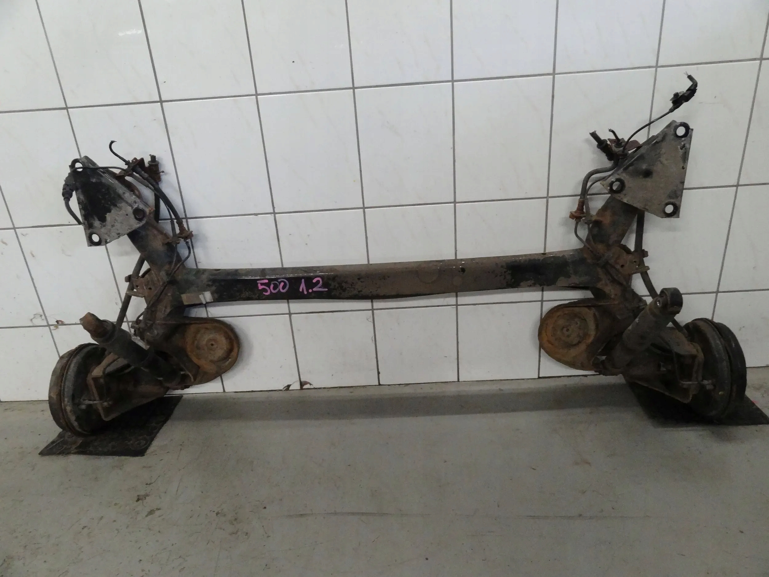 FIAT 500 2012 HB 3D 1.2 8V BELKA OŚ ZAWIESZENIA TYŁ TYLNA