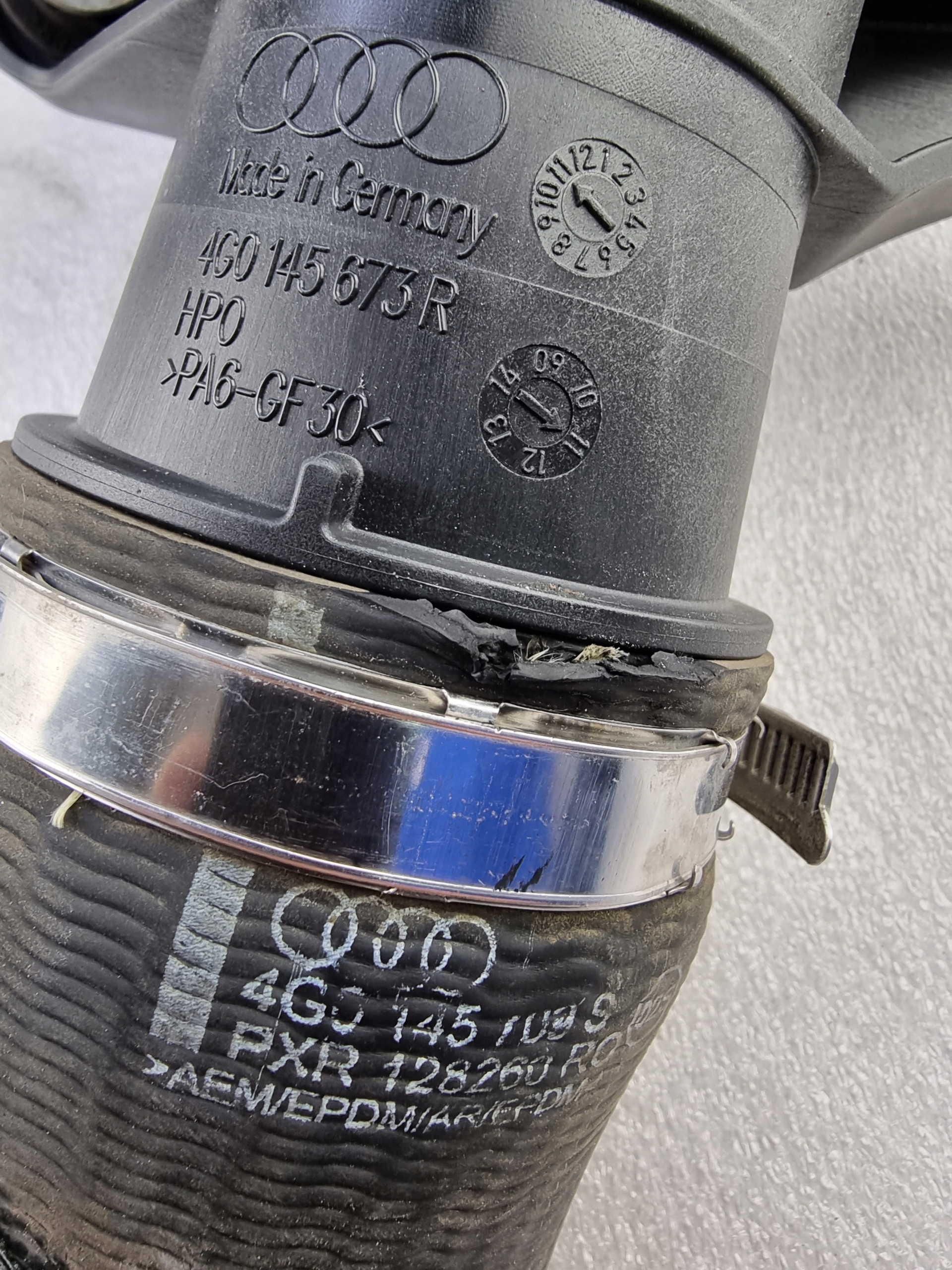 AUDI A6 C7 3 0 TDI RURA INTERCOOLERA 4G0145673R Weight with packaging 2 kg