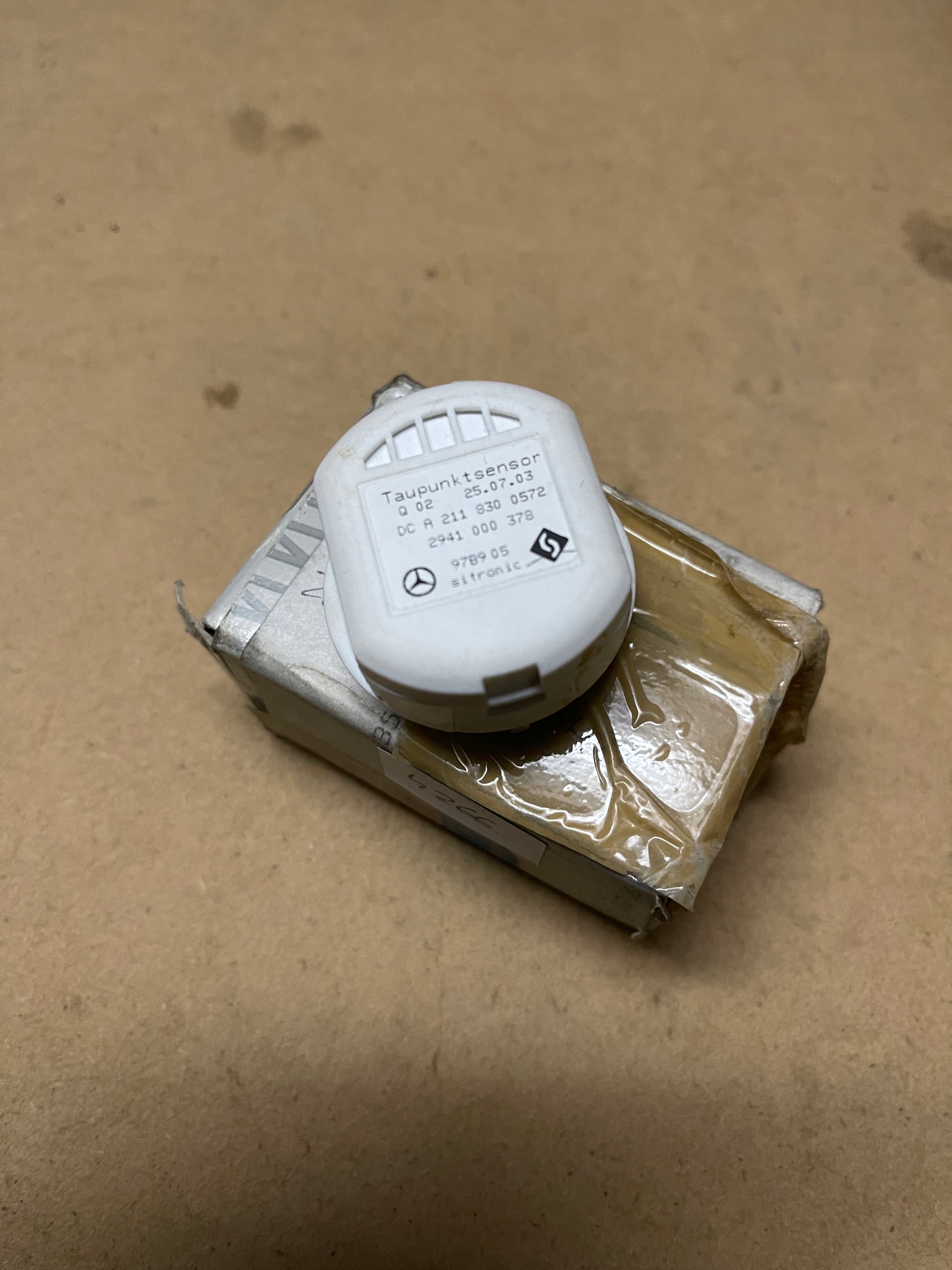 A2118300572 - Датчик температуры обогревателя MERCEDES W211 OE