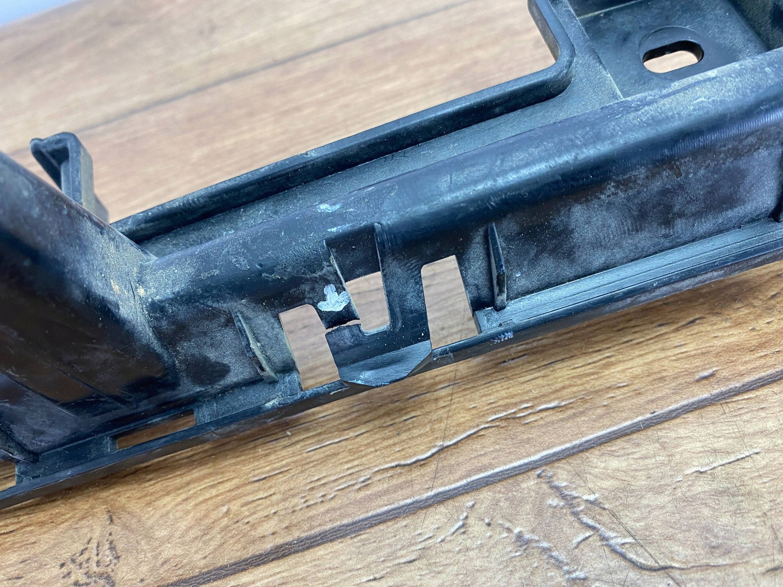 bumper bracket of the rear left Ford Mustang VI 2015+