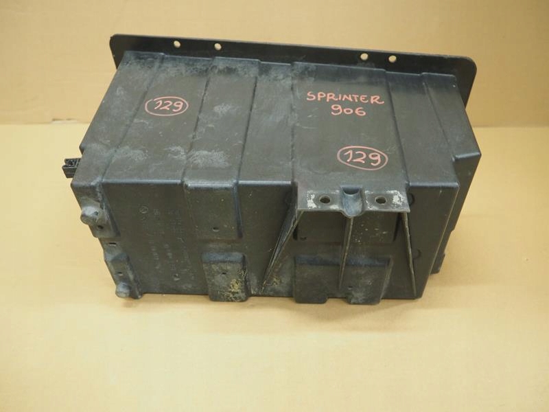 PODSTAWA AKUMULATORA SPRINTER 906 A9066200131 Jakość części (zgodnie z GVO) O - oryginał z logo producenta pojazdu (OE)