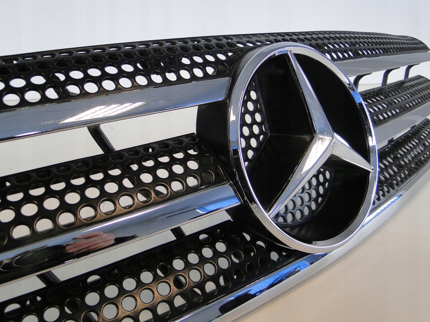 MERCEDES ML 163 W163 GRILL ATRAPA ZDERZAKA Kolor czarny