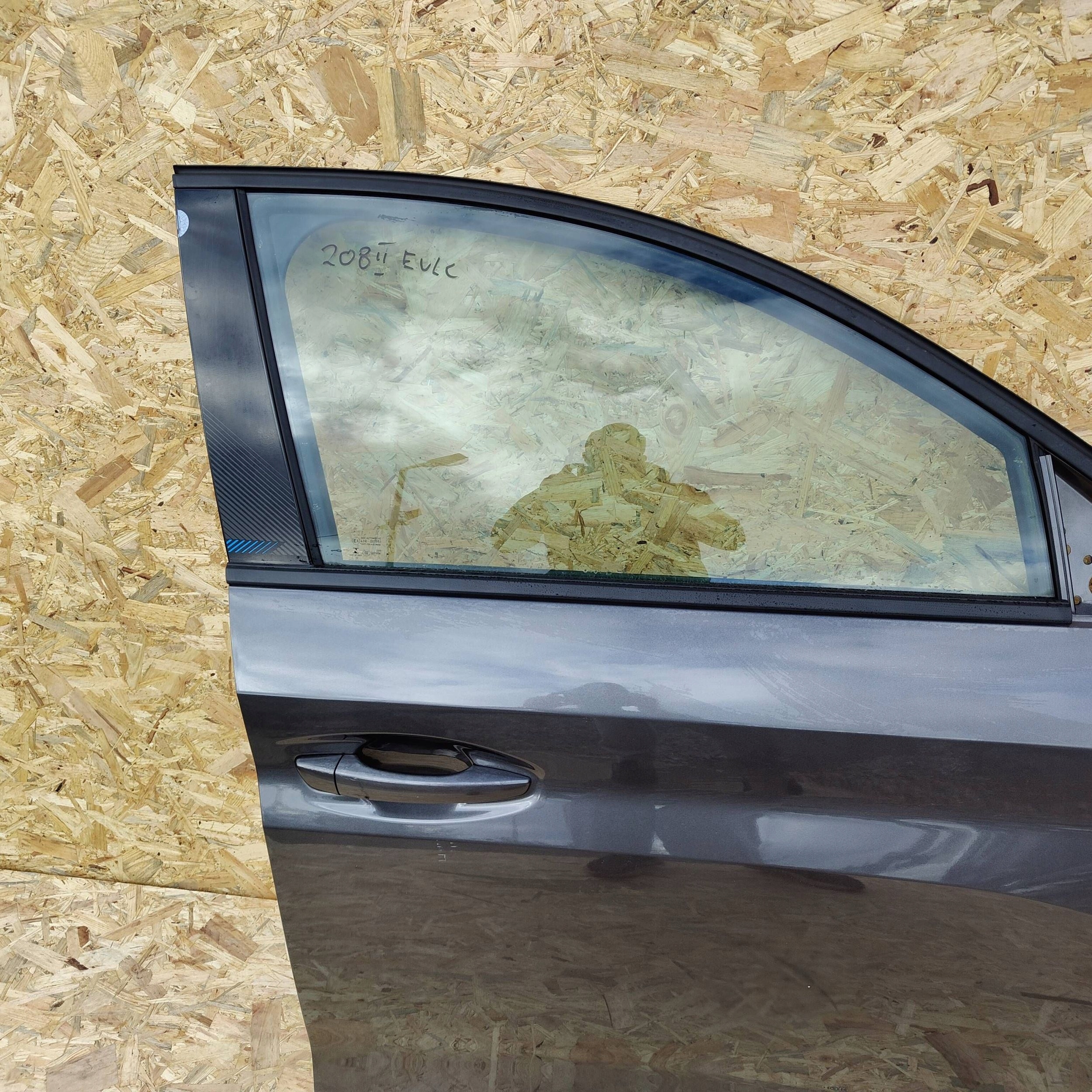 Peugeot 208 2022 front side right door front EVL EVLC