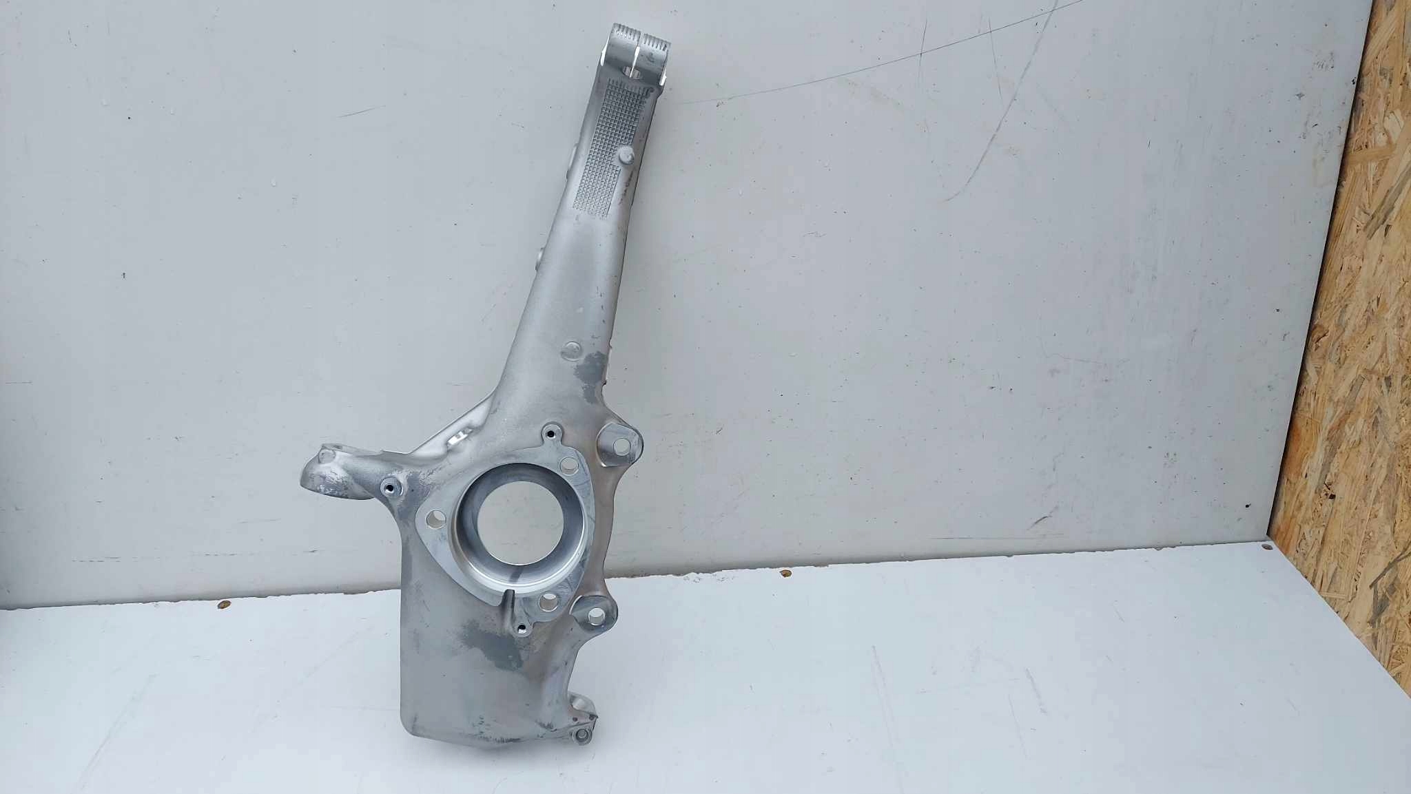 tesla 1044311-00-E поворотный кулак, цапфа передняя л