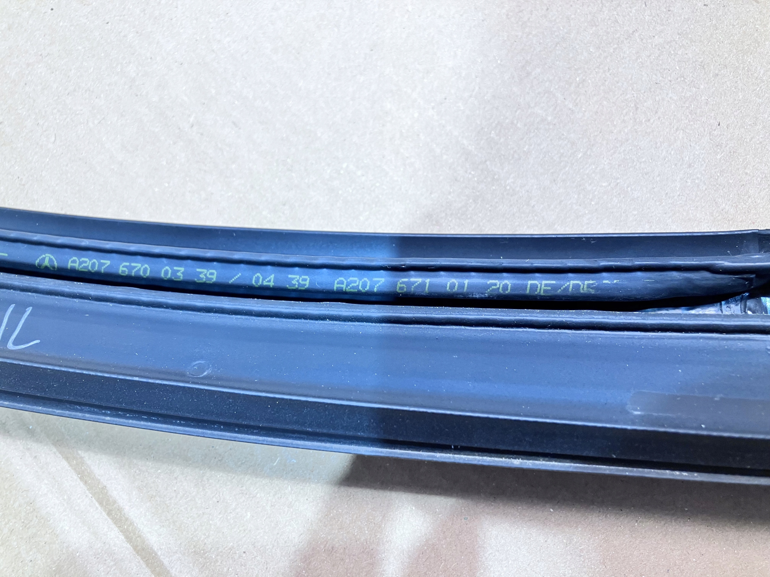 A2076710120 - Уплотнение лобового стекла MERCEDES C207 W207 LIFT