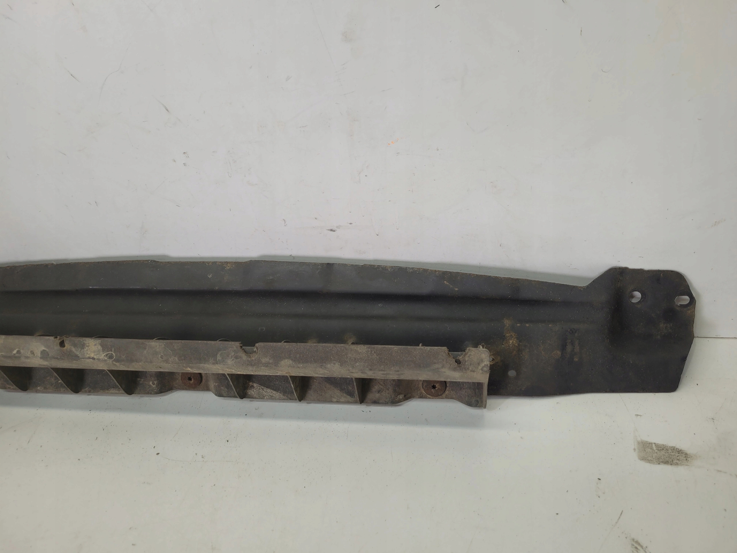 lišta výztuha stěny předního AUDI Q7 4L 4L0805551A
