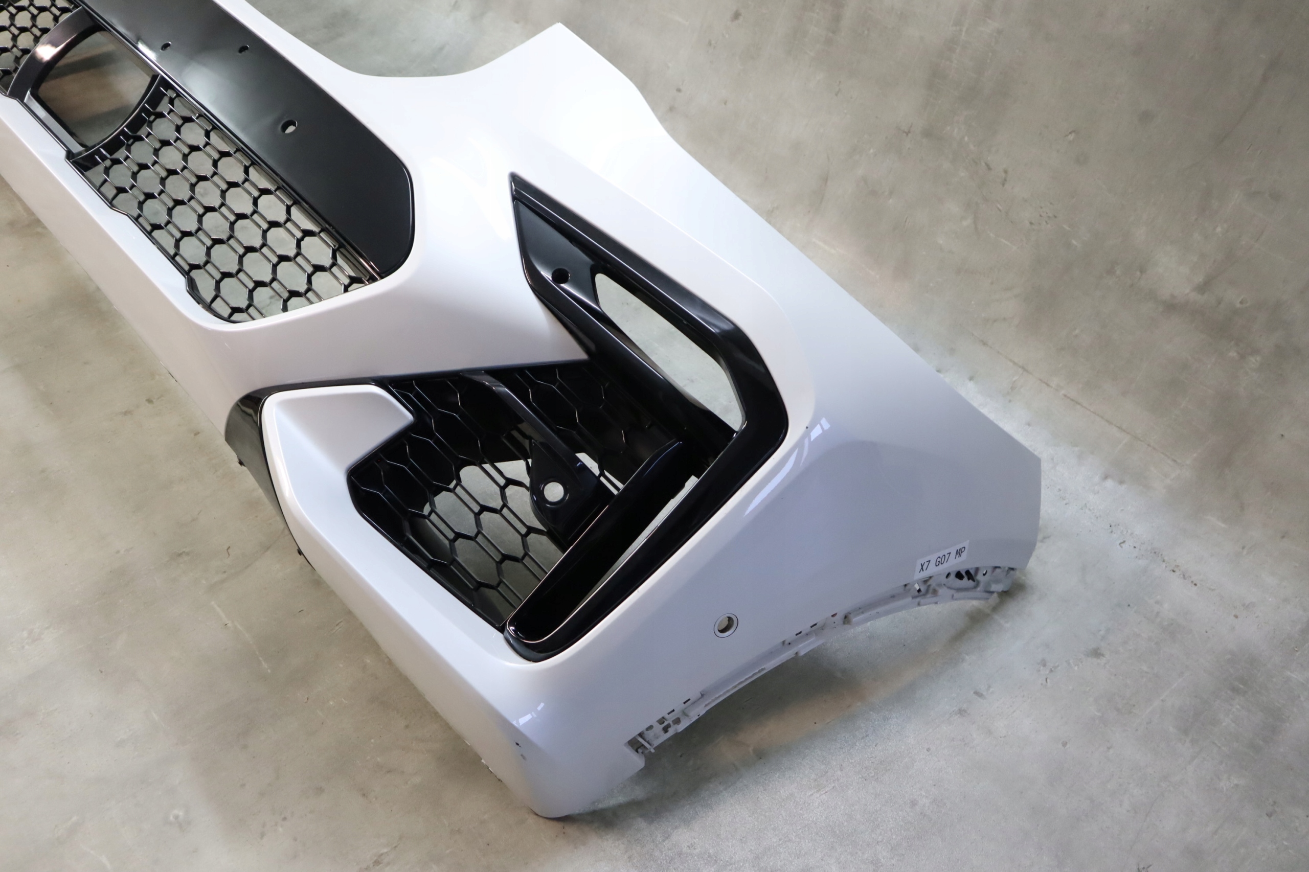 ZDERZAK BMW X7 G07 M PAKIET OTWORY NA HALOGENY NA PARK ASSIST NA RADAR ACC Typ samochodu 4x4/SUV Samochody osobowe