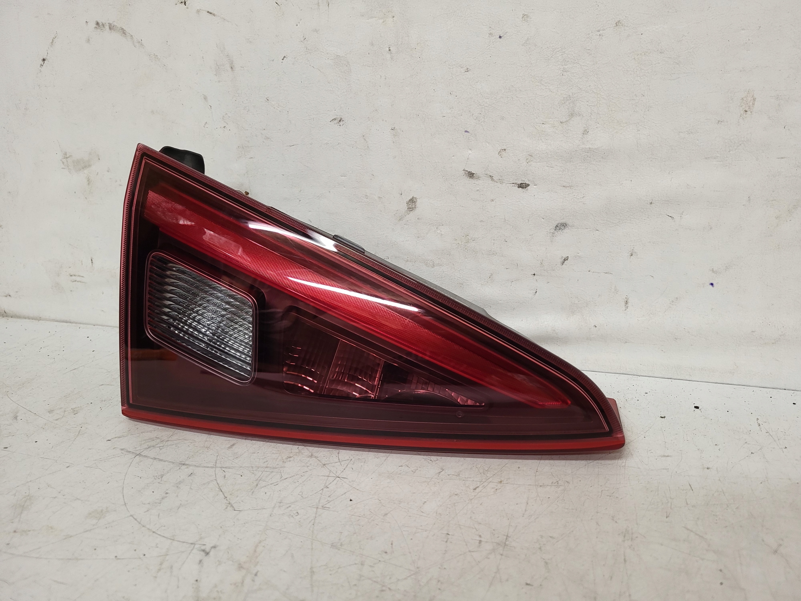 LAMPA TYŁ LEWA W KLAPE ALFA ROMEO GIULIA 20700107 Producent części Alfa Romeo OE