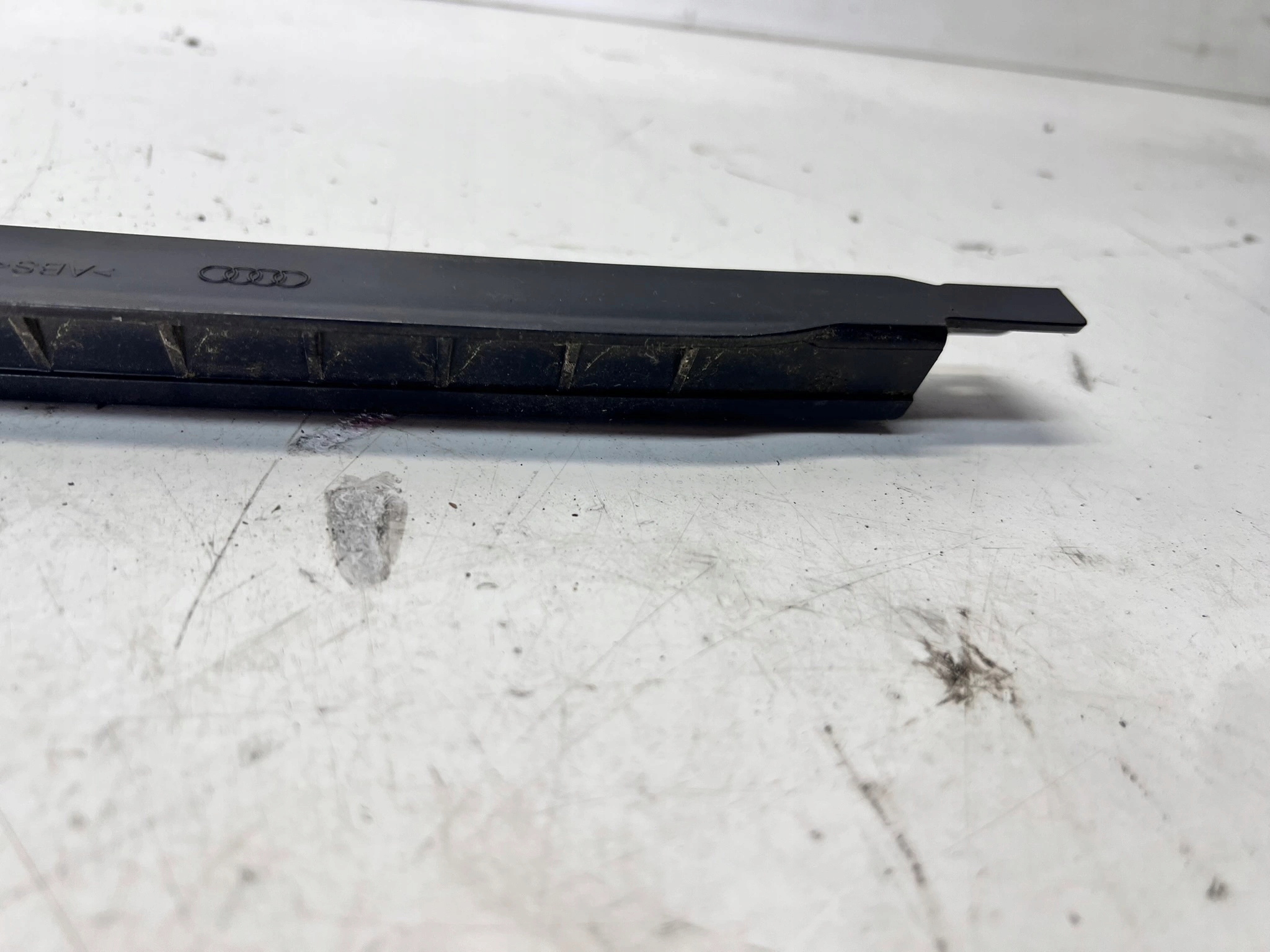 PROWADNICA windows right rear part AUDI Q7 4M 4M0839068