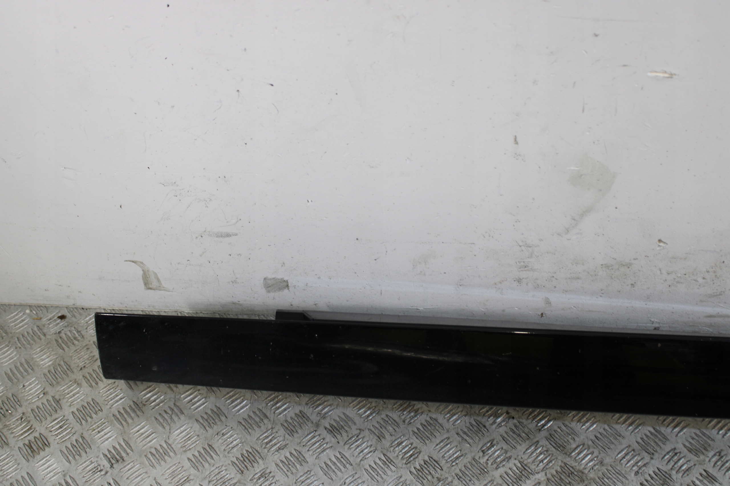 threshold moulding cap threshold left JAGUAR XE X760 GX73-101D57-A