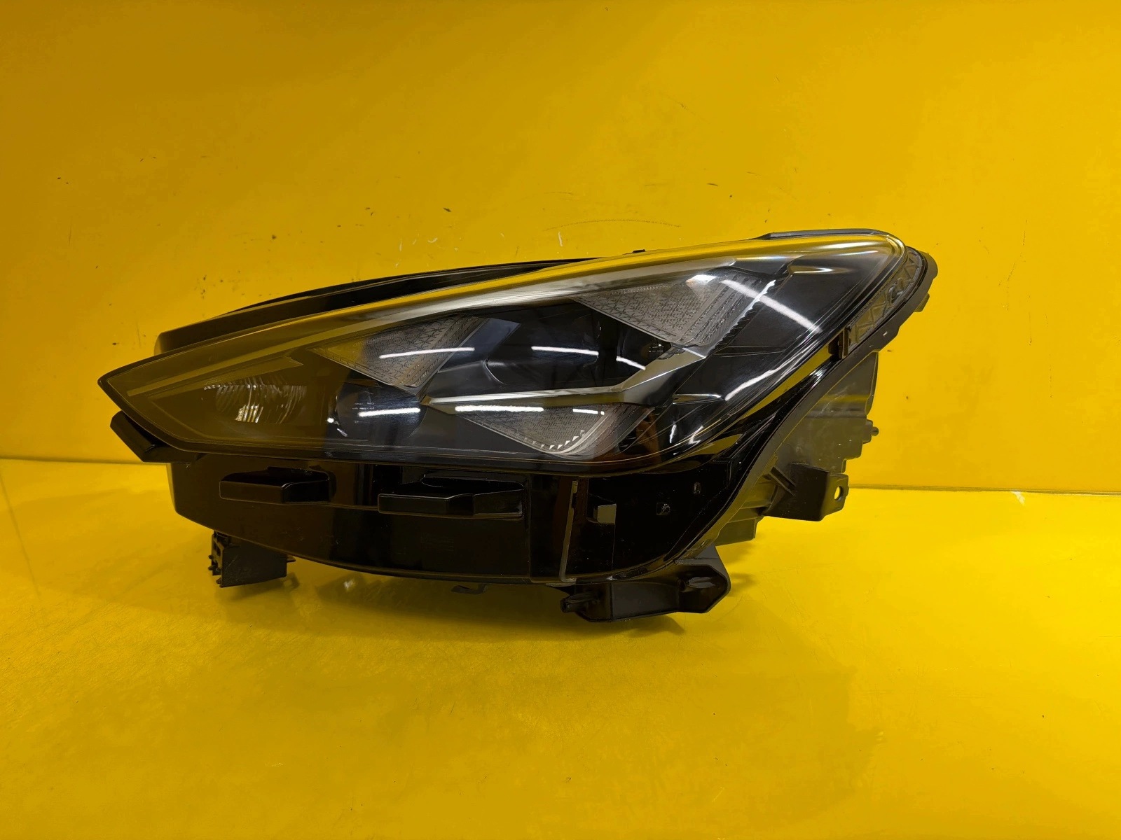 light left front Cupra Tavascan Full Led 11H941035E