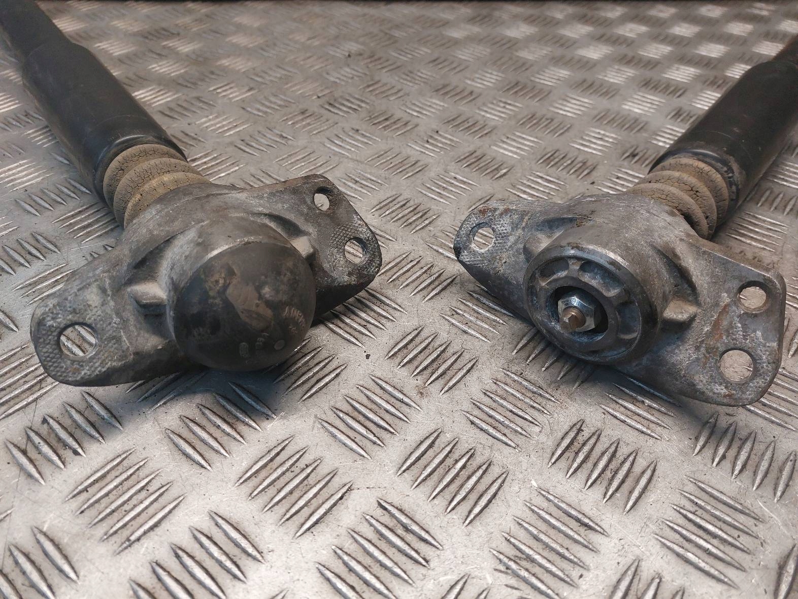 Stoßdämpfer links + rechts heck VOLKSWAGEN JETTA V
