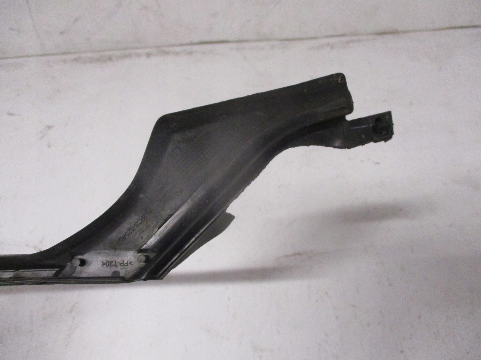 moulding windows czolowej Jaguar E Pace J9C3-025A52-A right
