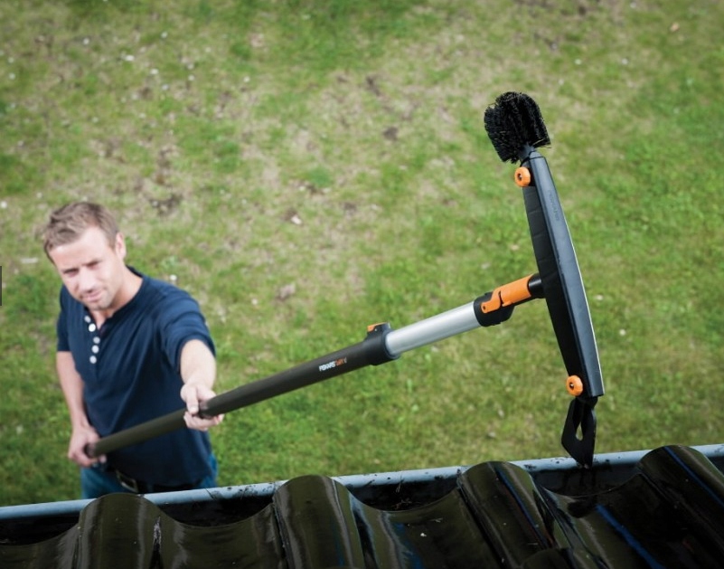 SZCZOTKA DO CZYSZCZENIA RYNIEN rynny z liści lodu FISKARS na tyczce 2-4M Waga produktu z opakowaniem jednostkowym 0.4 kg