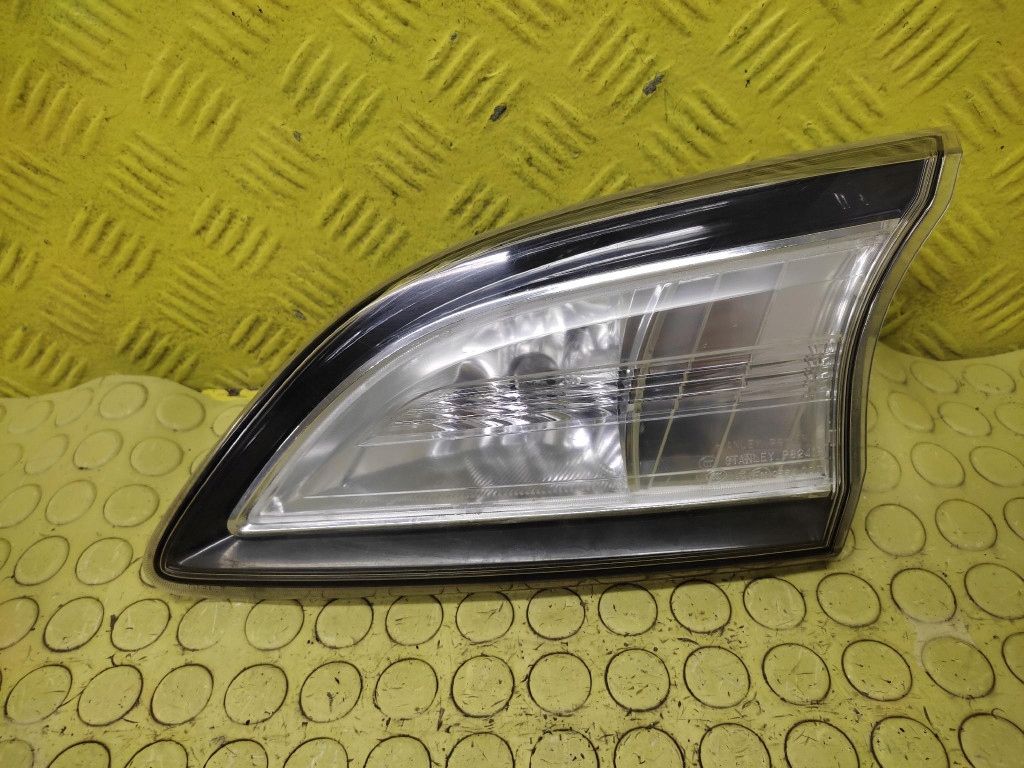 MAZDA 3 light right rear part to the bonnet