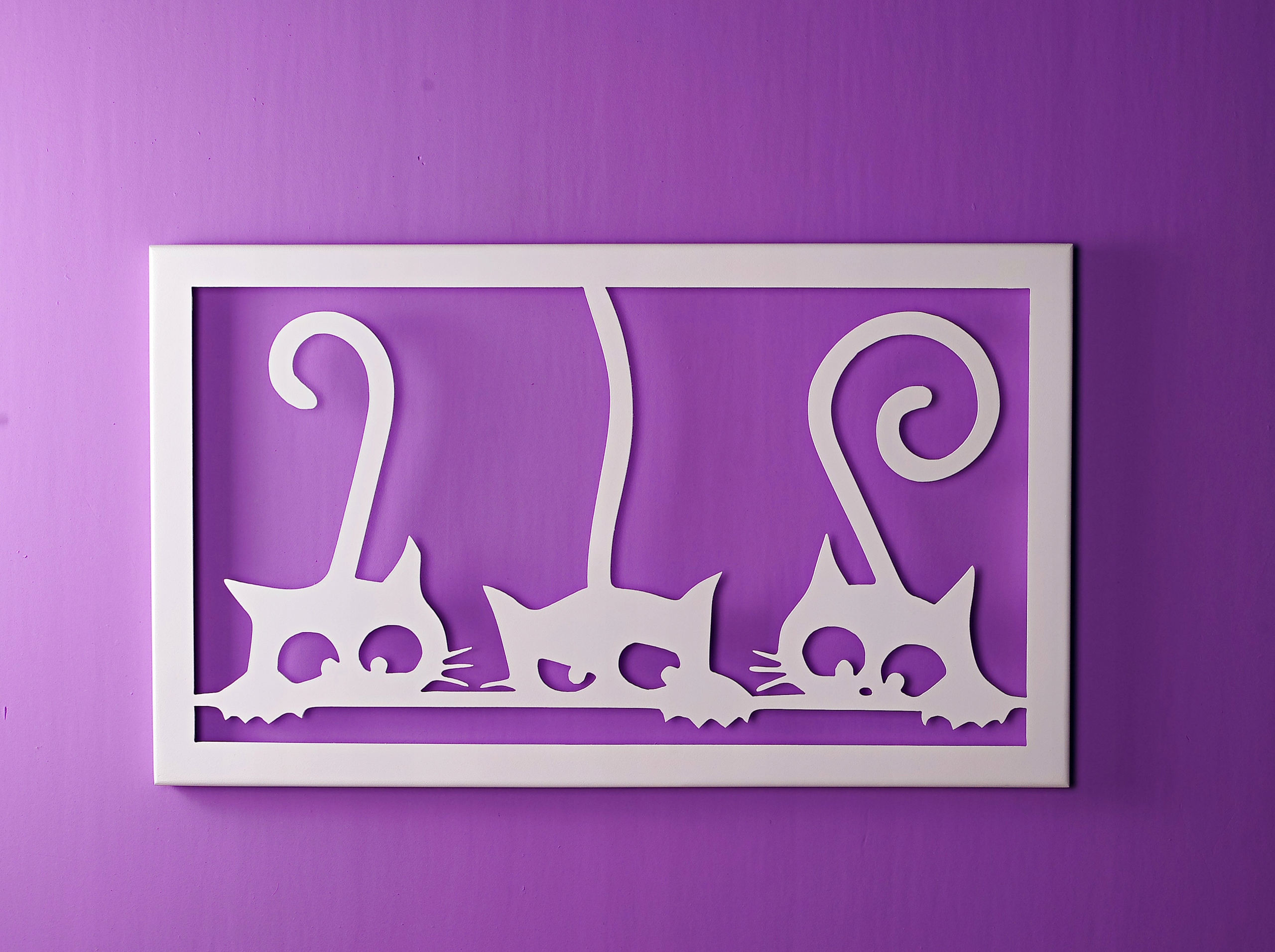 Kočky ozdobný přívěsek bílý kovový obraz nástěnná dekorace 65 x 39 cm