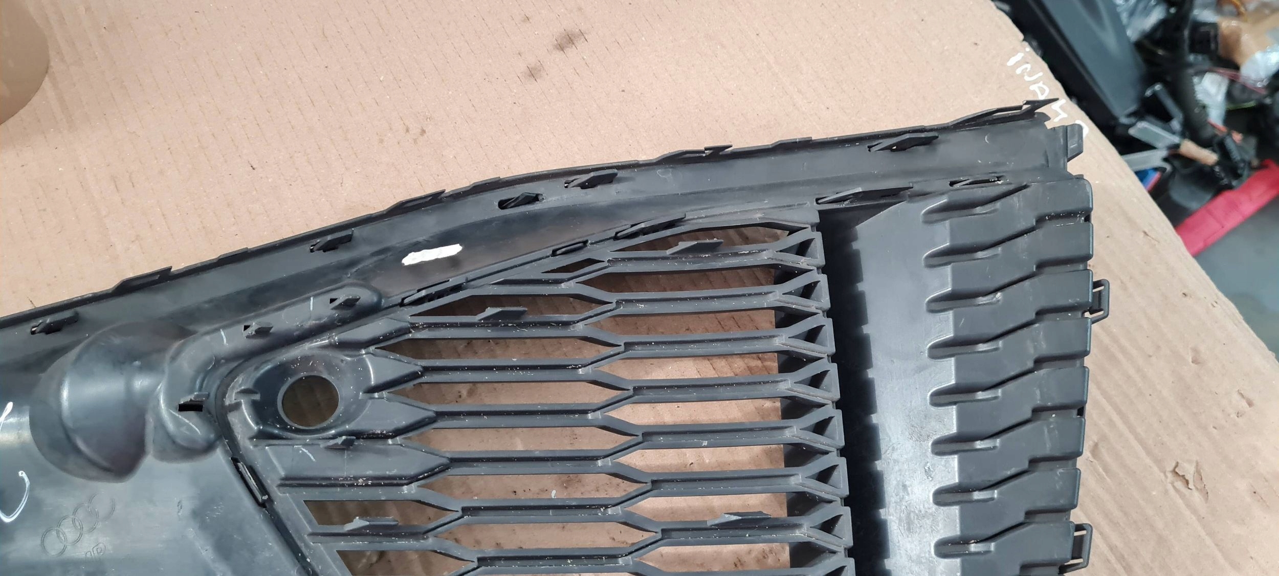 SQ8 4M Q8 grid of a bumper left left front SLINE 4M8807681A