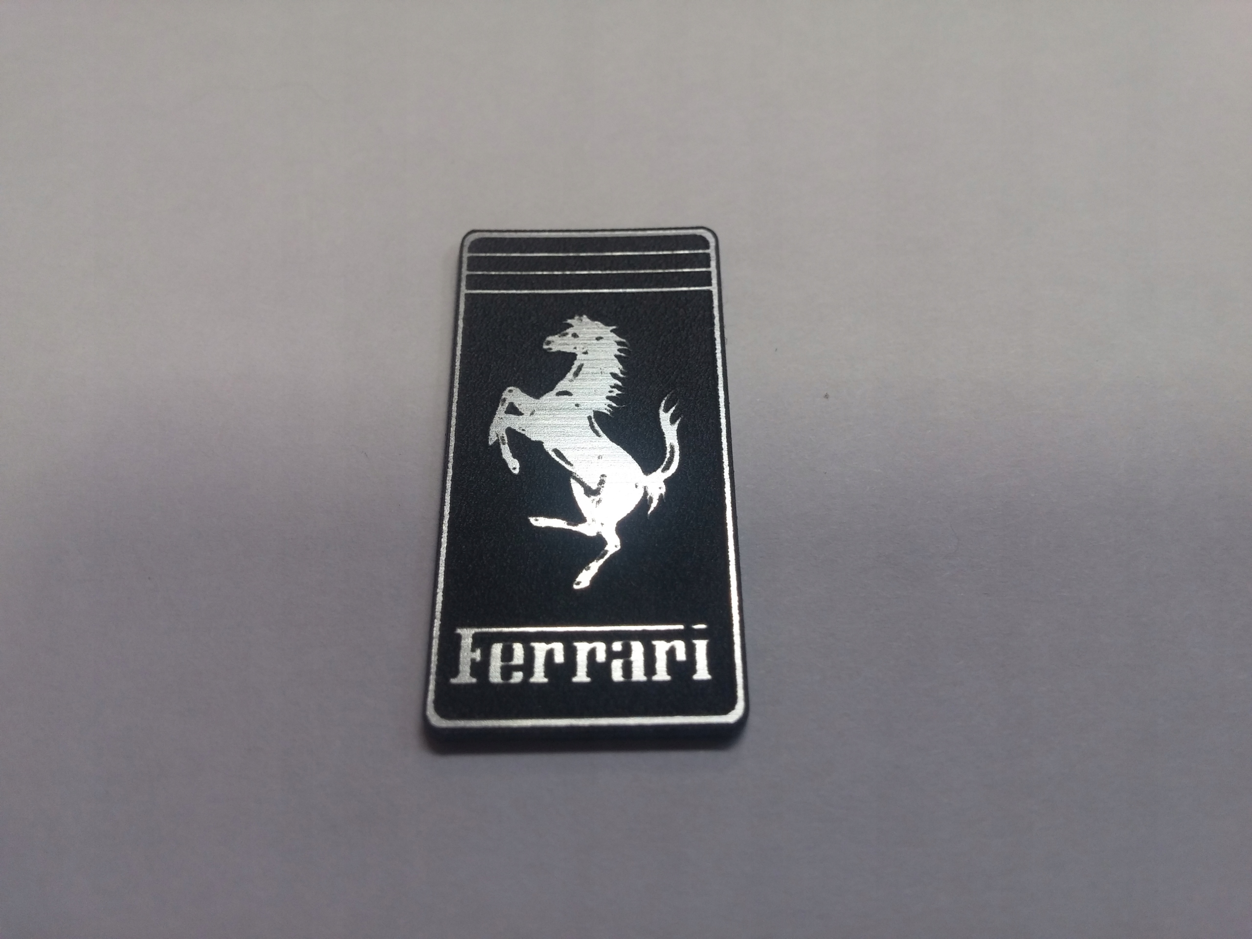 

Ferrari naklejka emblemat 30 x 60 mm *srebrna