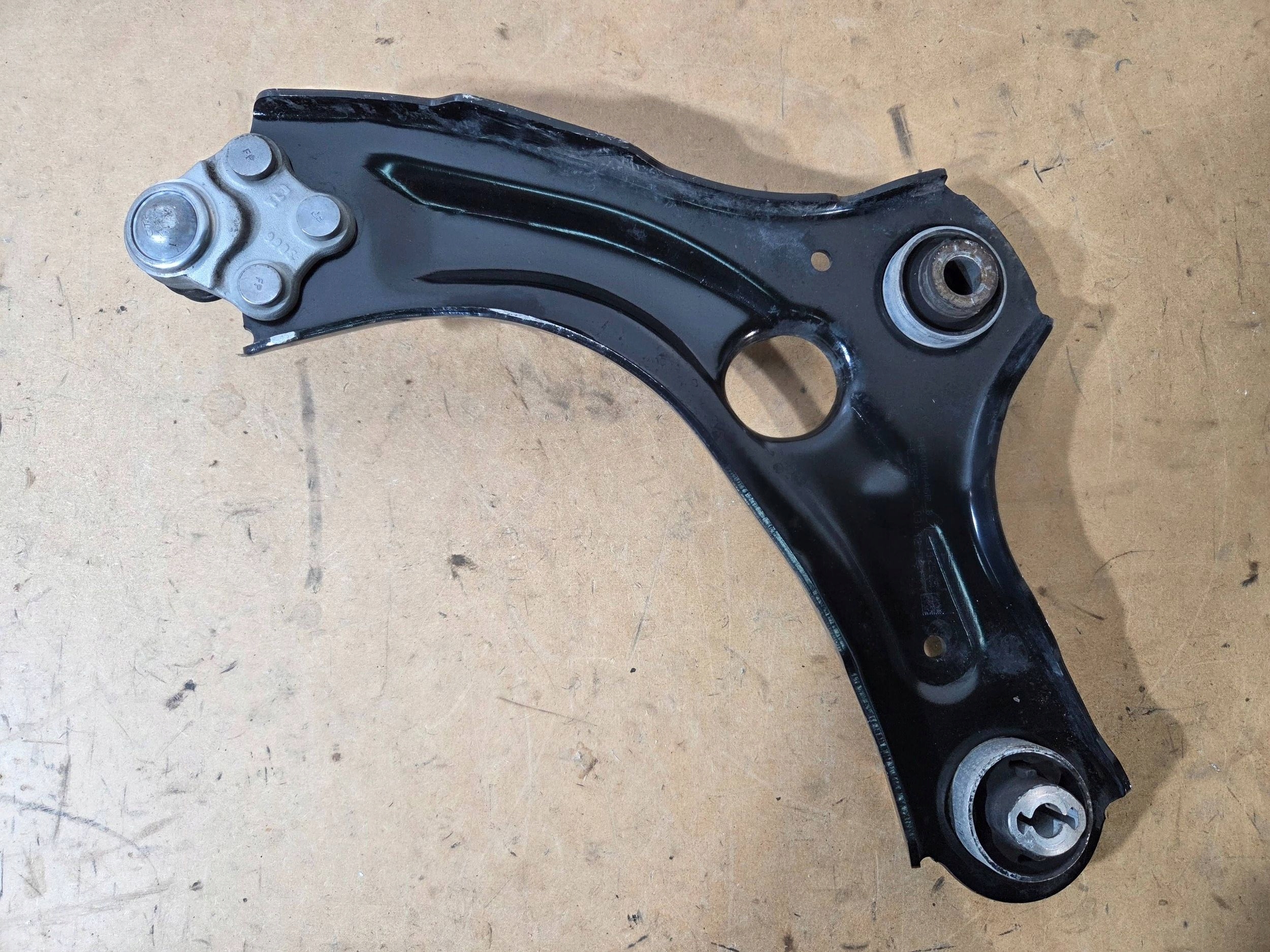 Renault Clio V 2024r arm front right 44946R (Q839)