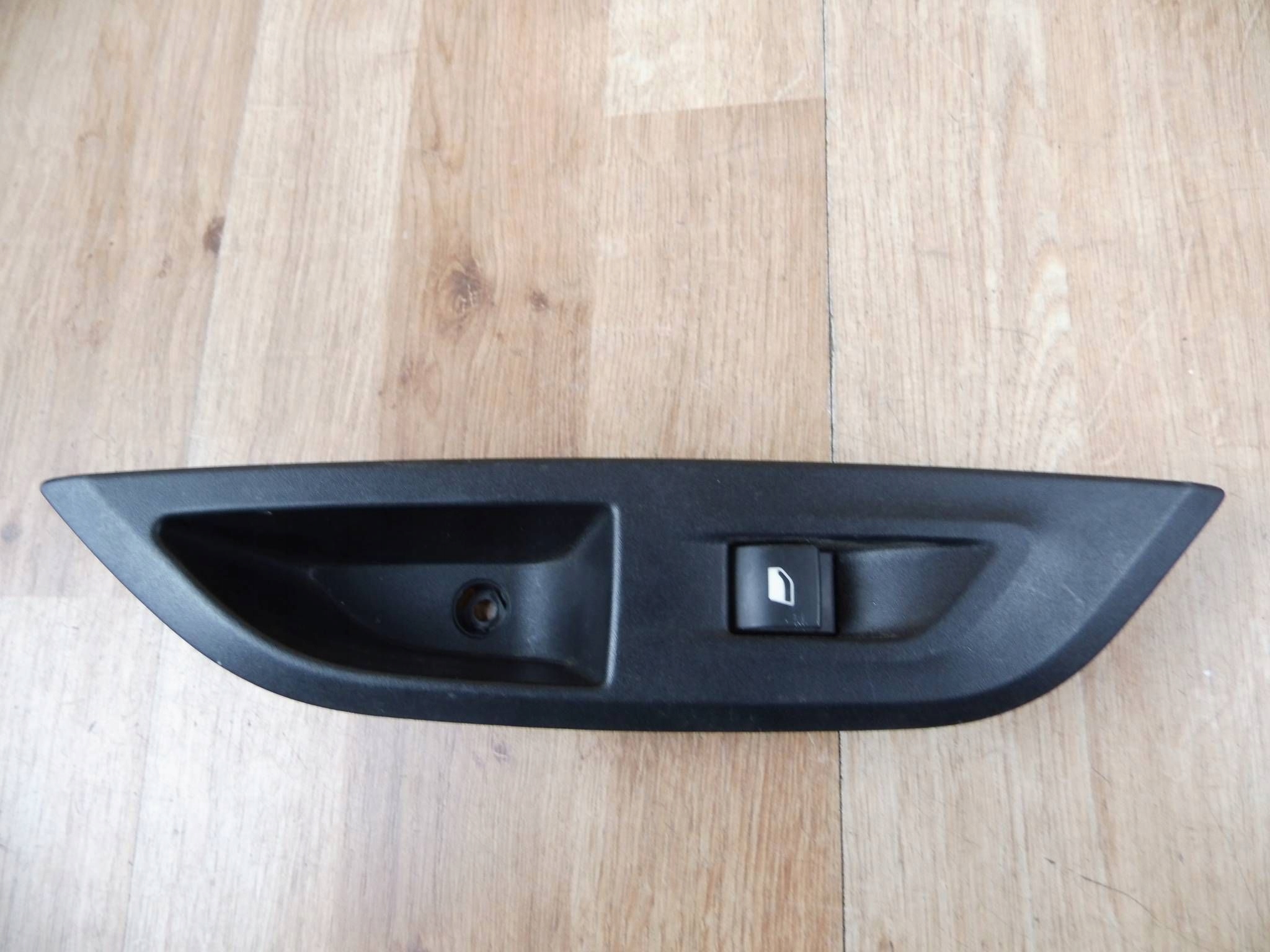 Peugeot 208 II 2008 panel window control switch left rear part rear