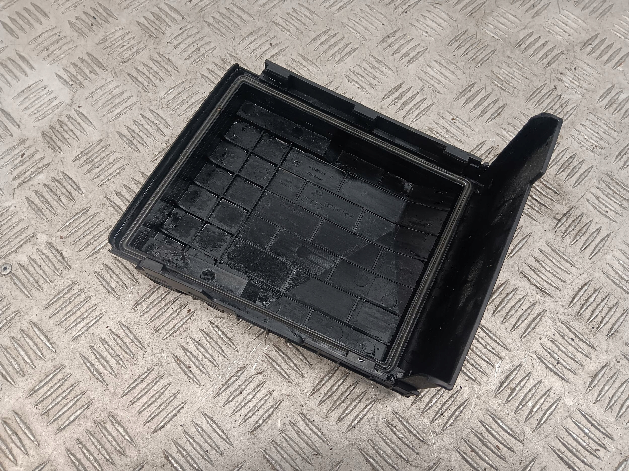 Audi Q3 8U 1K0937132F коробки предохранителей