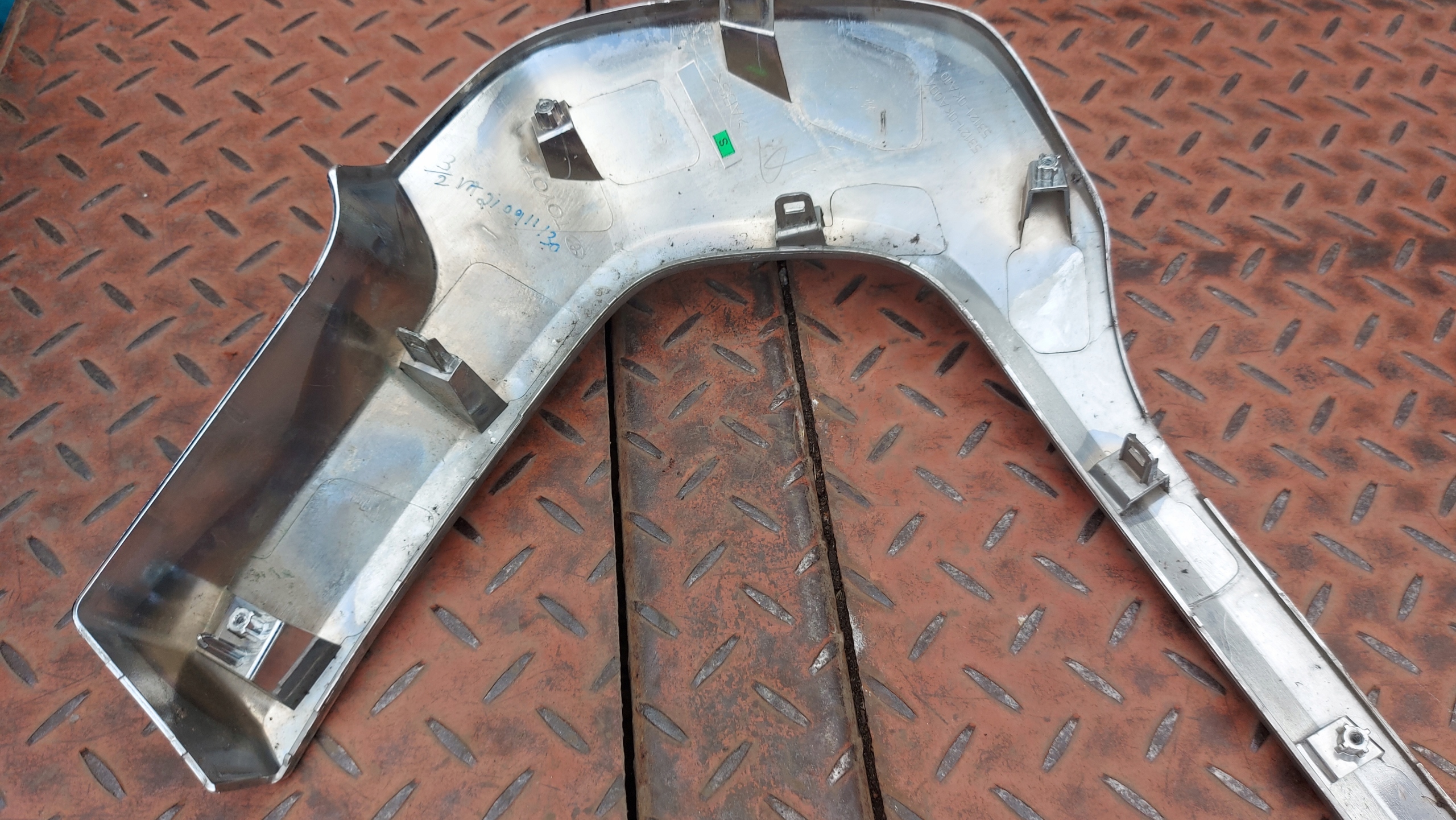 Grill CHROM Grill der Stoßstange TOYOTA HILUX VIII 21