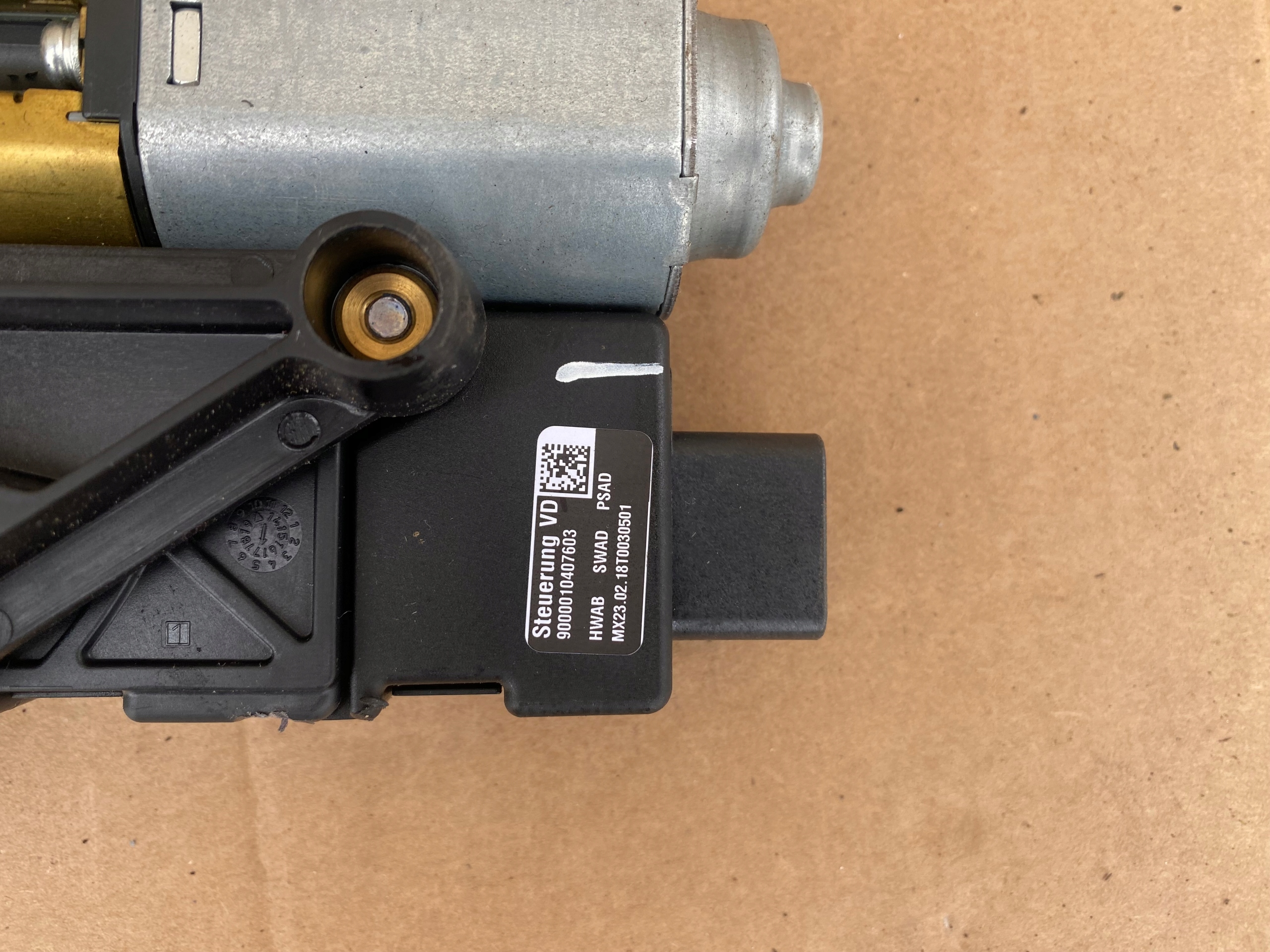 POMPA DACHU PRAWA FORD MUSTANG VI LIFT CABRIO Part number FR3B 76533A24 AD