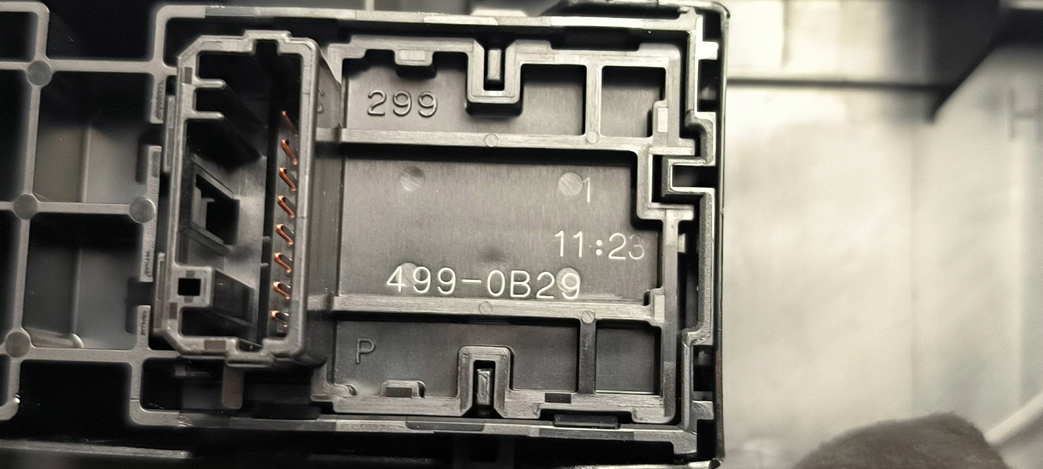 button lifting windows 74230-33170 LEXUS ES300H VII