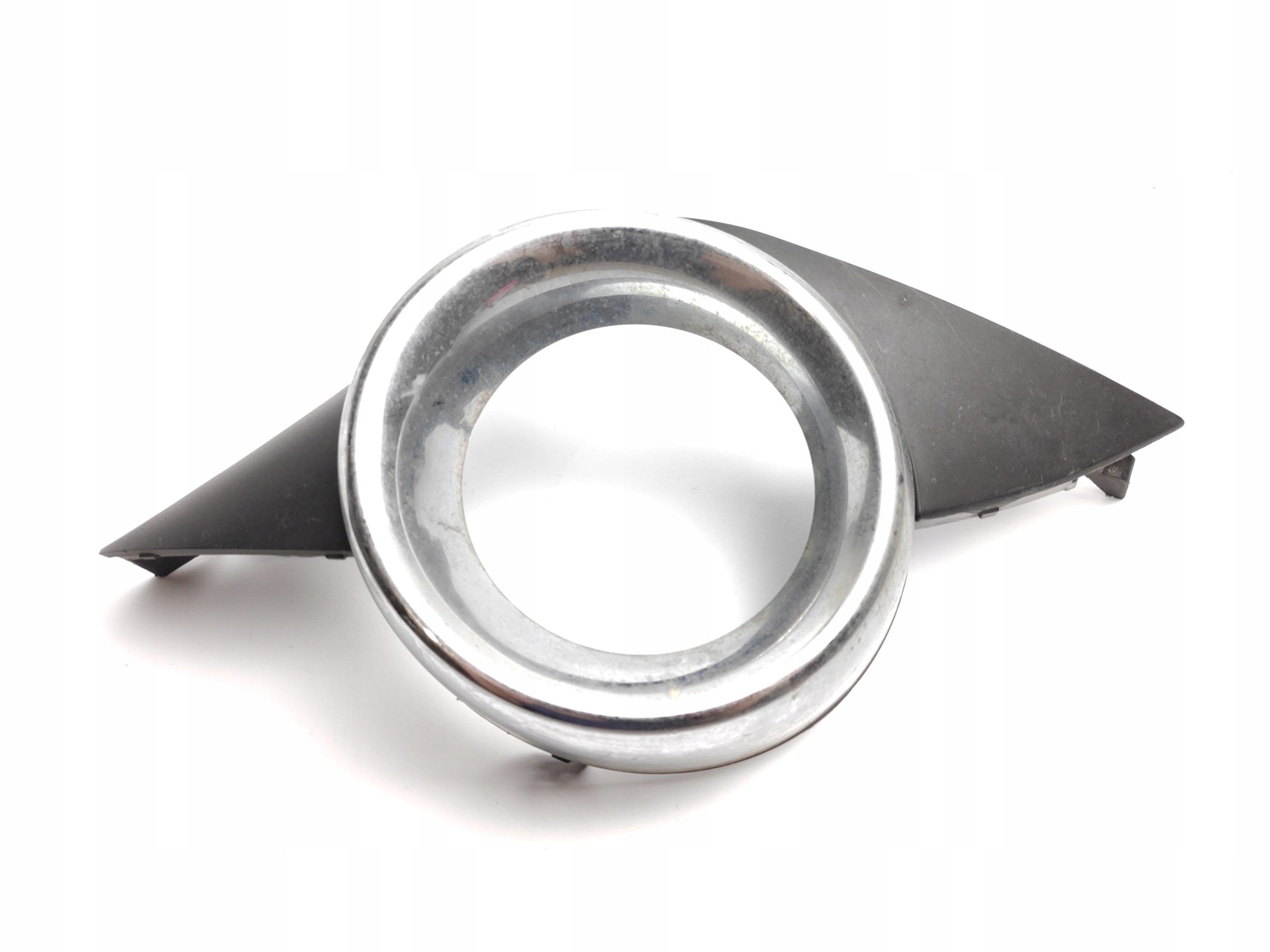 9680098780 - PEUGEOT 207 РЕШІТКА ГАЛОГЕННА РАМКА ЛІВА ПЕРЕДНЯ