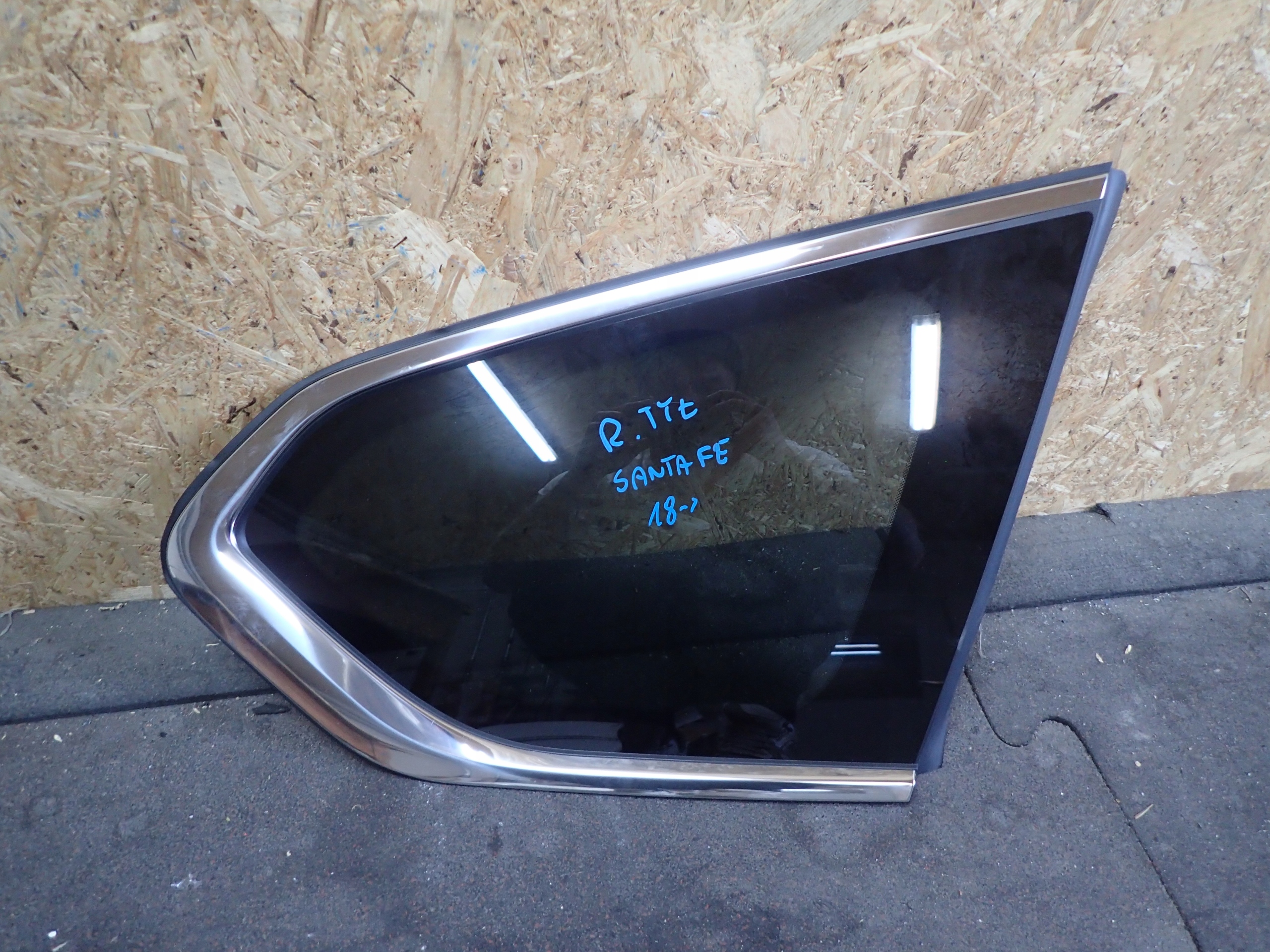 КУЗОВНЕ СКЛО ПРАВИЙ ЗАДНІЙ HYUNDAI SANTA FE 18-