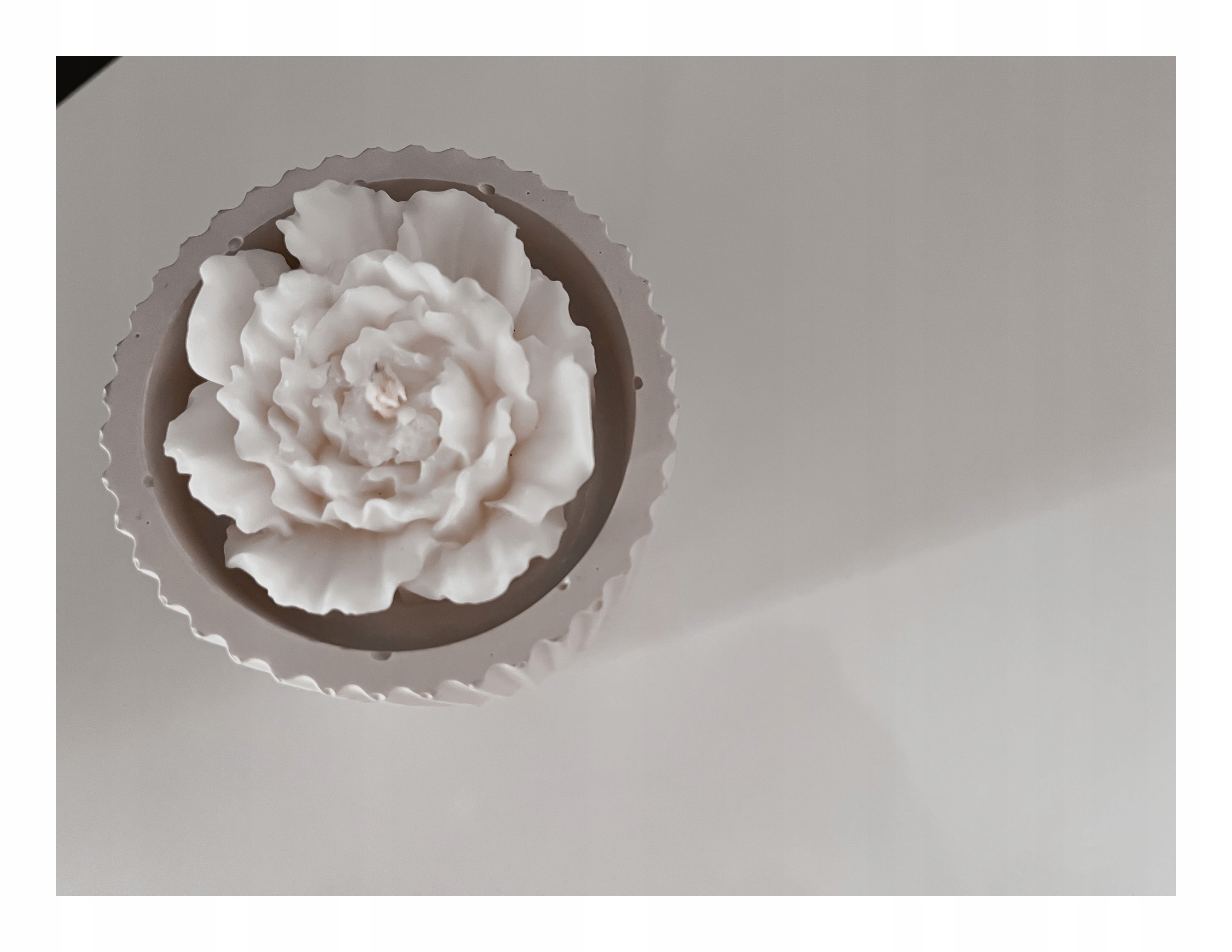 Svíčka Eternal rýhovaná sójová tuba s vůní pivoňky